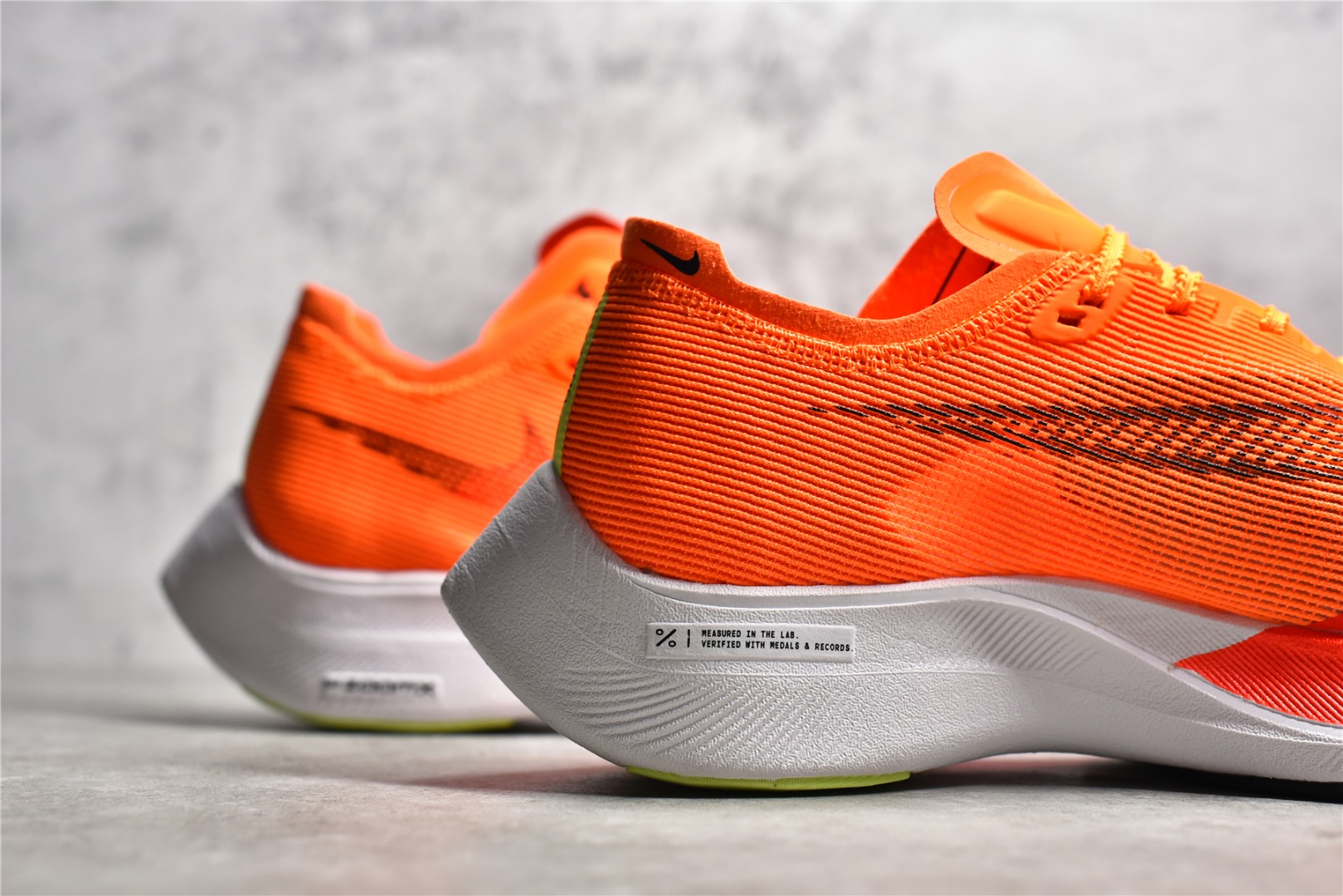 图片[9]-#公司级别 NK Zoom X Vaporfly Next% 马拉松跑步鞋二代 鞋面使用了全新 Vaporweave 科技，这种类似蝉翼的材质相比 Flyknit 更加轻薄透气，非对称的鞋带系统和泡棉护垫的加入令舒适度更高，采用醒目的绿色作为主色调，鞋头辅以超大的 Swoosh 点缀，再配上流线型外观设计 尺码：36 36.5 37.5 38 38.5 39 40 40.5 41 42 42.5 43 44 44.5 45-选品中心