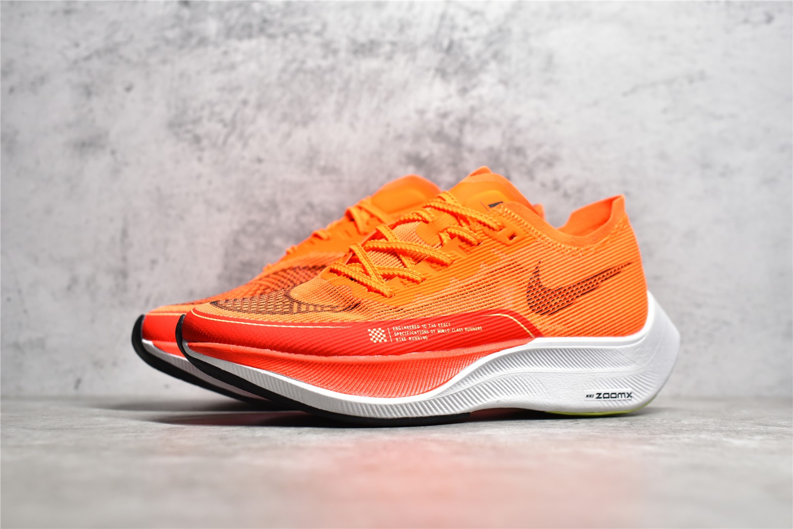 图片[2]-#公司级别 NK Zoom X Vaporfly Next% 马拉松跑步鞋二代 鞋面使用了全新 Vaporweave 科技，这种类似蝉翼的材质相比 Flyknit 更加轻薄透气，非对称的鞋带系统和泡棉护垫的加入令舒适度更高，采用醒目的绿色作为主色调，鞋头辅以超大的 Swoosh 点缀，再配上流线型外观设计 尺码：36 36.5 37.5 38 38.5 39 40 40.5 41 42 42.5 43 44 44.5 45-选品中心