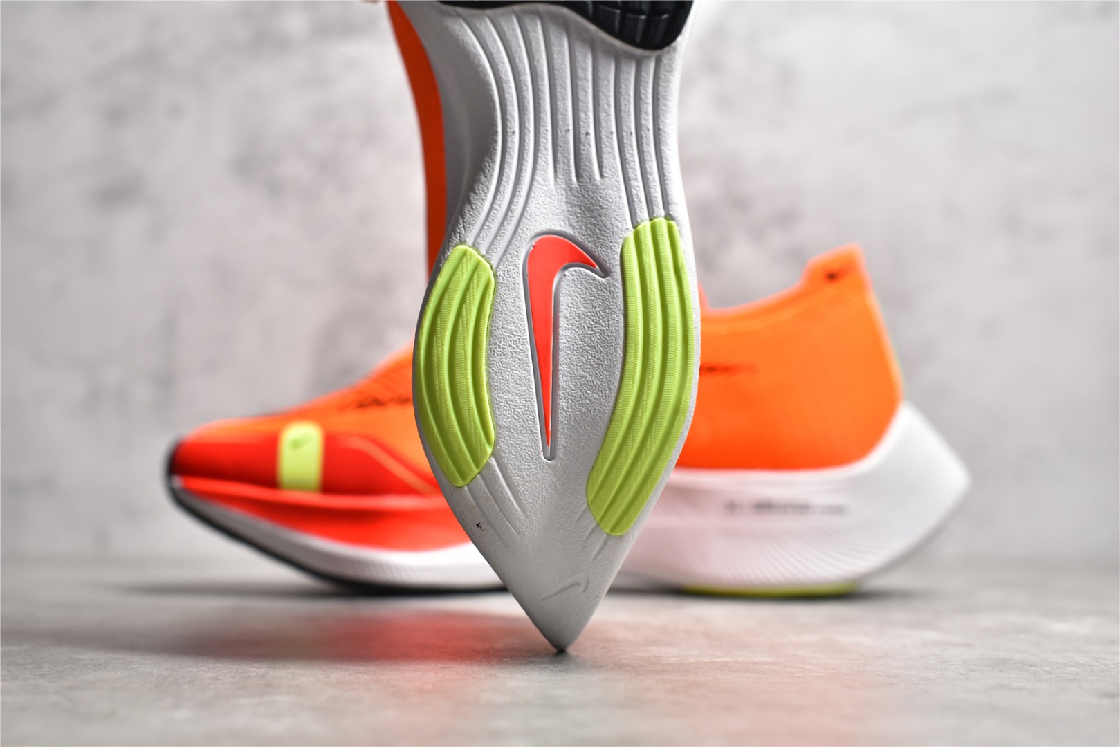 图片[8]-#公司级别 NK Zoom X Vaporfly Next% 马拉松跑步鞋二代 鞋面使用了全新 Vaporweave 科技，这种类似蝉翼的材质相比 Flyknit 更加轻薄透气，非对称的鞋带系统和泡棉护垫的加入令舒适度更高，采用醒目的绿色作为主色调，鞋头辅以超大的 Swoosh 点缀，再配上流线型外观设计 尺码：36 36.5 37.5 38 38.5 39 40 40.5 41 42 42.5 43 44 44.5 45-选品中心