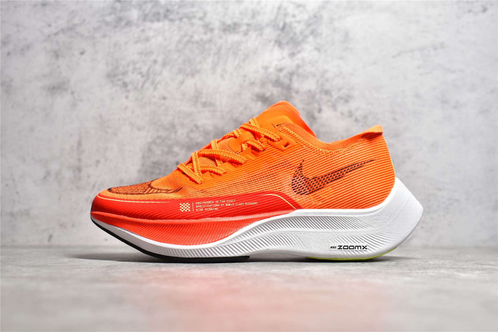 #公司级别 NK Zoom X Vaporfly Next% 马拉松跑步鞋二代 鞋面使用了全新 Vaporweave 科技，这种类似蝉翼的材质相比 Flyknit 更加轻薄透气，非对称的鞋带系统和泡棉护垫的加入令舒适度更高，采用醒目的绿色作为主色调，鞋头辅以超大的 Swoosh 点缀，再配上流线型外观设计 尺码：36 36.5 37.5 38 38.5 39 40 40.5 41 42 42.5 43 44 44.5 45-选品中心