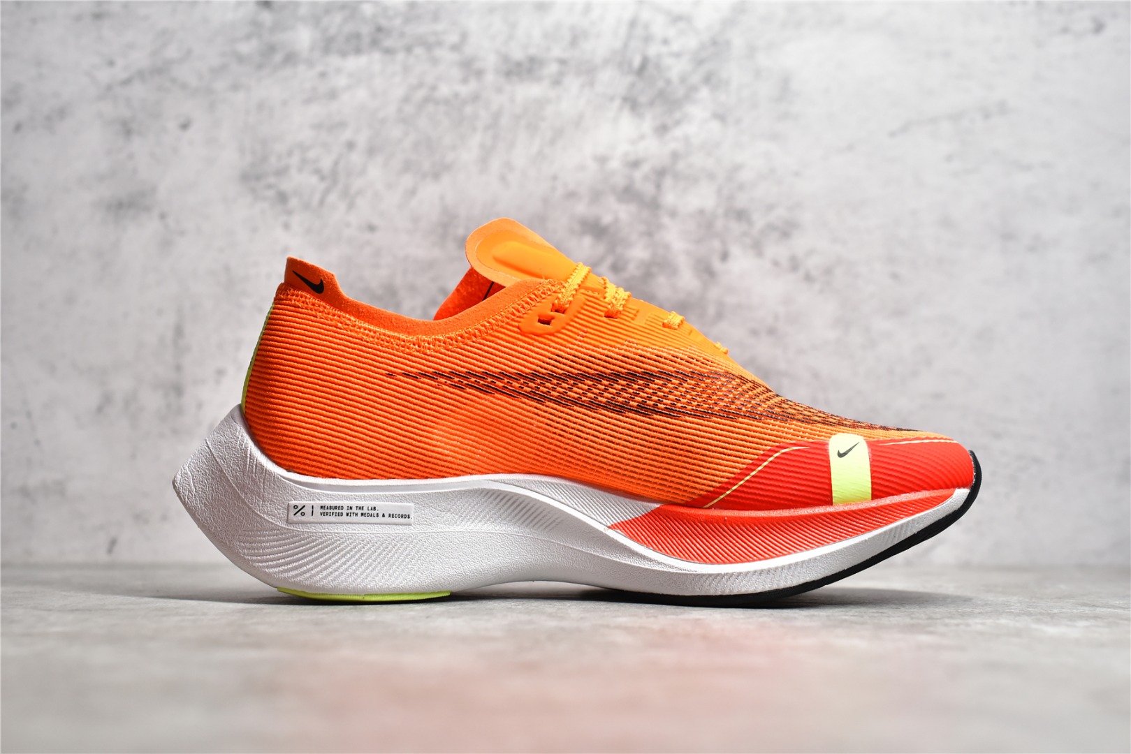 图片[3]-#公司级别 NK Zoom X Vaporfly Next% 马拉松跑步鞋二代 鞋面使用了全新 Vaporweave 科技，这种类似蝉翼的材质相比 Flyknit 更加轻薄透气，非对称的鞋带系统和泡棉护垫的加入令舒适度更高，采用醒目的绿色作为主色调，鞋头辅以超大的 Swoosh 点缀，再配上流线型外观设计 尺码：36 36.5 37.5 38 38.5 39 40 40.5 41 42 42.5 43 44 44.5 45-选品中心