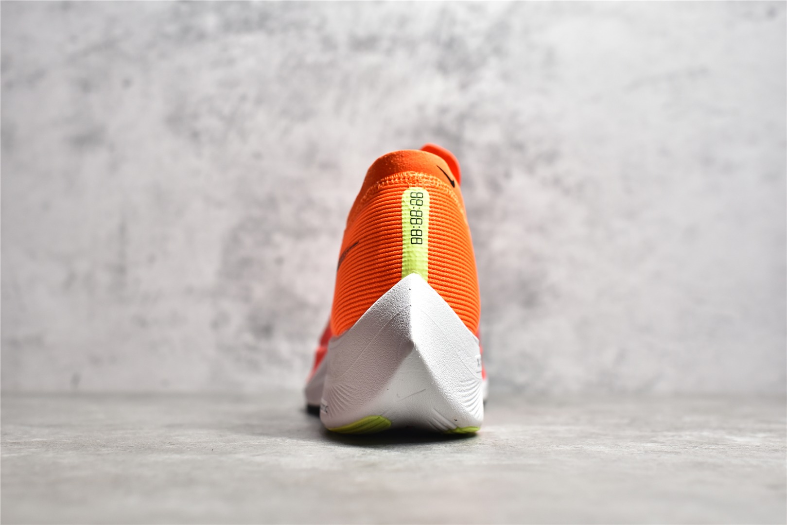 图片[6]-#公司级别 NK Zoom X Vaporfly Next% 马拉松跑步鞋二代 鞋面使用了全新 Vaporweave 科技，这种类似蝉翼的材质相比 Flyknit 更加轻薄透气，非对称的鞋带系统和泡棉护垫的加入令舒适度更高，采用醒目的绿色作为主色调，鞋头辅以超大的 Swoosh 点缀，再配上流线型外观设计 尺码：36 36.5 37.5 38 38.5 39 40 40.5 41 42 42.5 43 44 44.5 45-选品中心