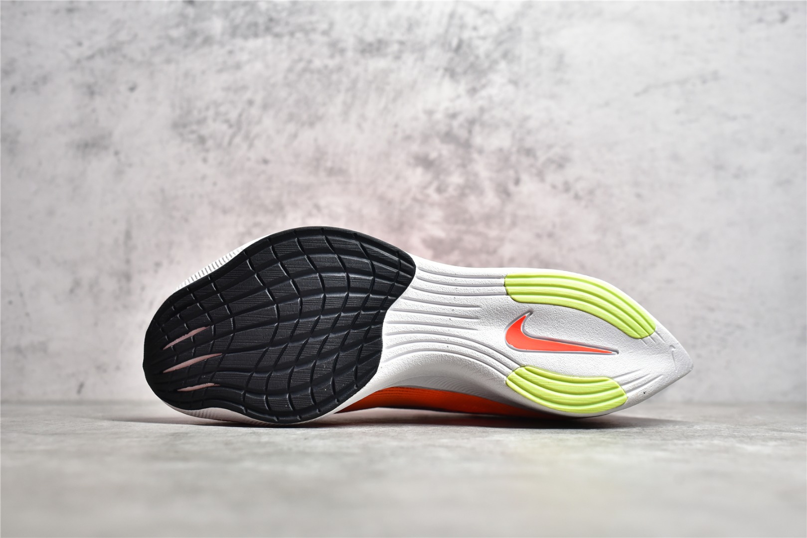 图片[5]-#公司级别 NK Zoom X Vaporfly Next% 马拉松跑步鞋二代 鞋面使用了全新 Vaporweave 科技，这种类似蝉翼的材质相比 Flyknit 更加轻薄透气，非对称的鞋带系统和泡棉护垫的加入令舒适度更高，采用醒目的绿色作为主色调，鞋头辅以超大的 Swoosh 点缀，再配上流线型外观设计 尺码：36 36.5 37.5 38 38.5 39 40 40.5 41 42 42.5 43 44 44.5 45-选品中心