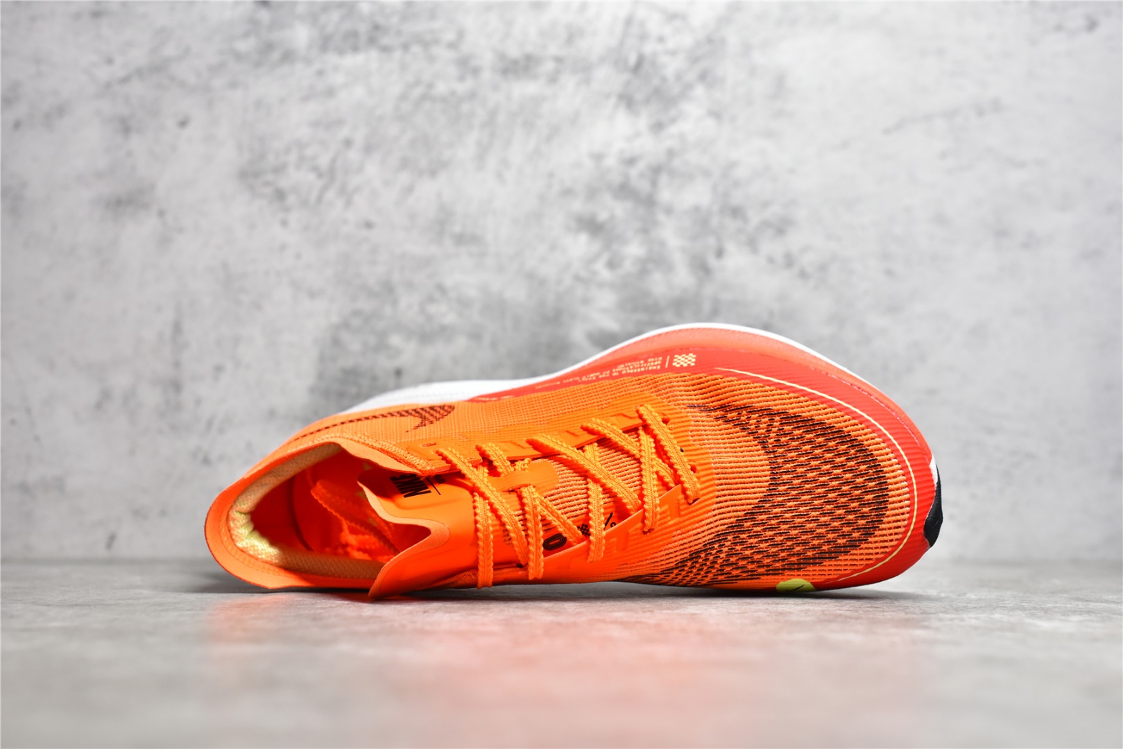图片[4]-#公司级别 NK Zoom X Vaporfly Next% 马拉松跑步鞋二代 鞋面使用了全新 Vaporweave 科技，这种类似蝉翼的材质相比 Flyknit 更加轻薄透气，非对称的鞋带系统和泡棉护垫的加入令舒适度更高，采用醒目的绿色作为主色调，鞋头辅以超大的 Swoosh 点缀，再配上流线型外观设计 尺码：36 36.5 37.5 38 38.5 39 40 40.5 41 42 42.5 43 44 44.5 45-选品中心