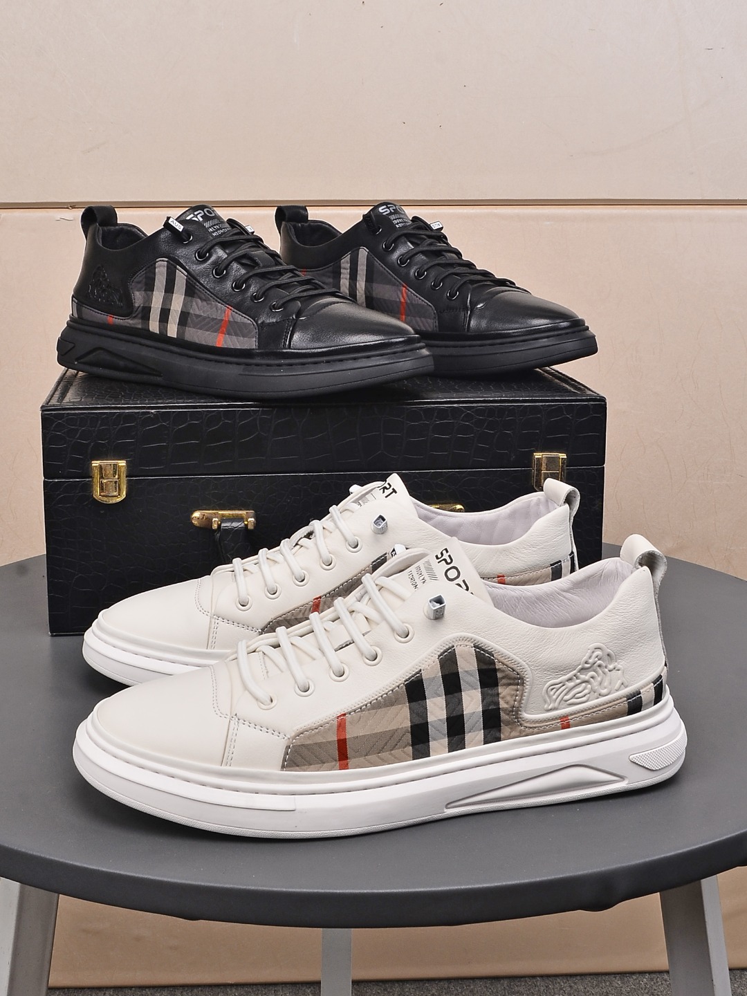 I5 , 巴宝莉 Burberry BUBERRY休闲板鞋，最出品，材质；顶级牛皮，内里羊皮，真皮垫脚，原版一比一橡胶大底；上脚特别舒适。