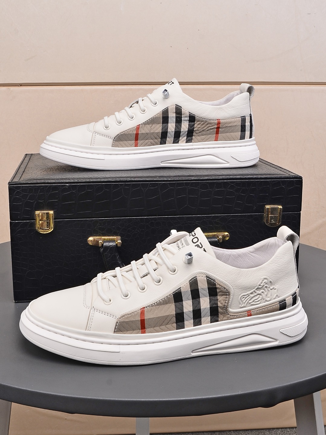 I5 , 巴宝莉 Burberry BUBERRY休闲板鞋，最出品，材质；顶级牛皮，内里羊皮，真皮垫脚，原版一比一橡胶大底；上脚特别舒适。