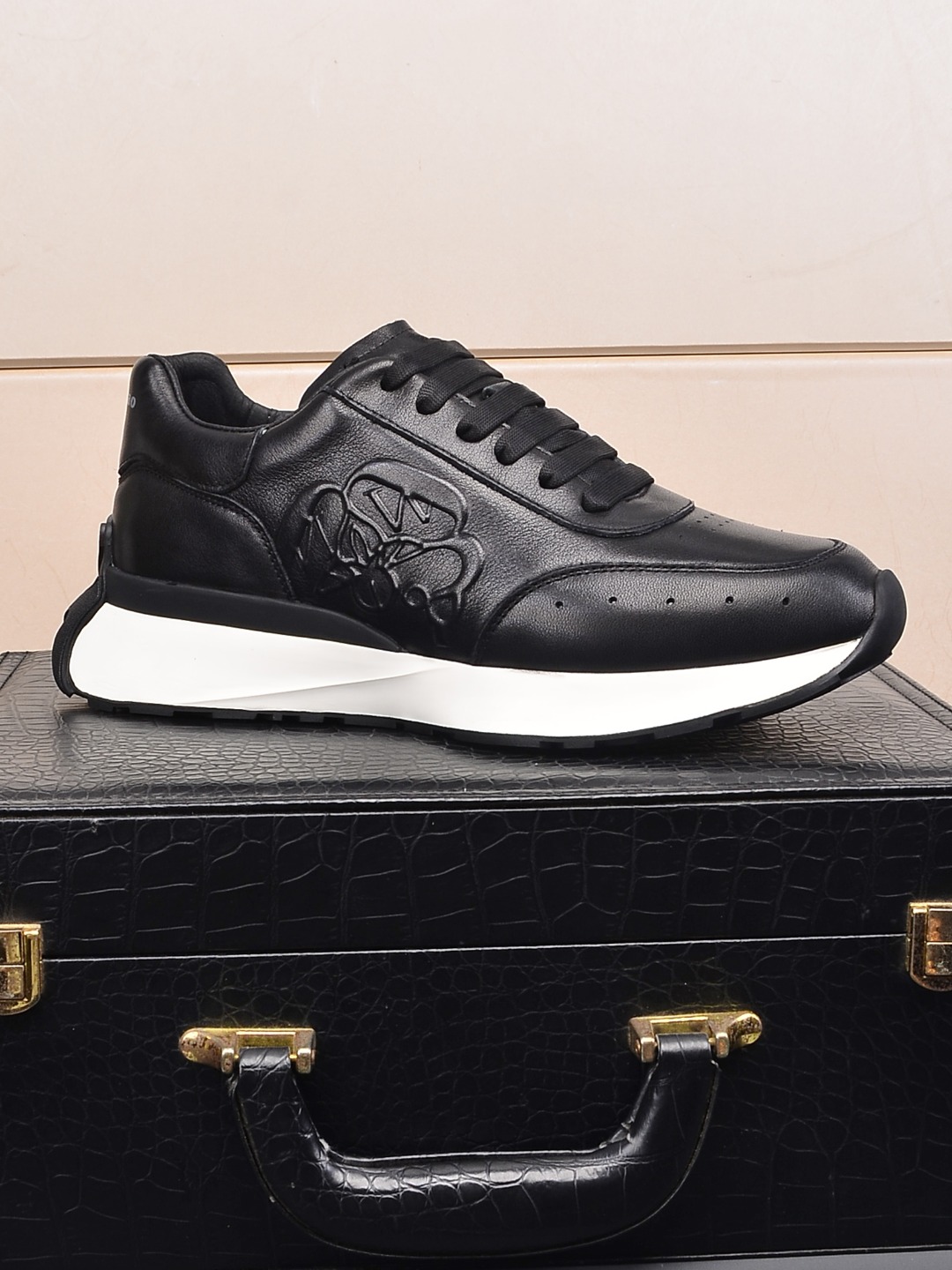 J0 , Prada 普拉达 休闲板鞋，最出品，材质；顶级牛皮，内里羊皮，真皮垫脚，原版一比一橡胶大底；上脚特别舒适。