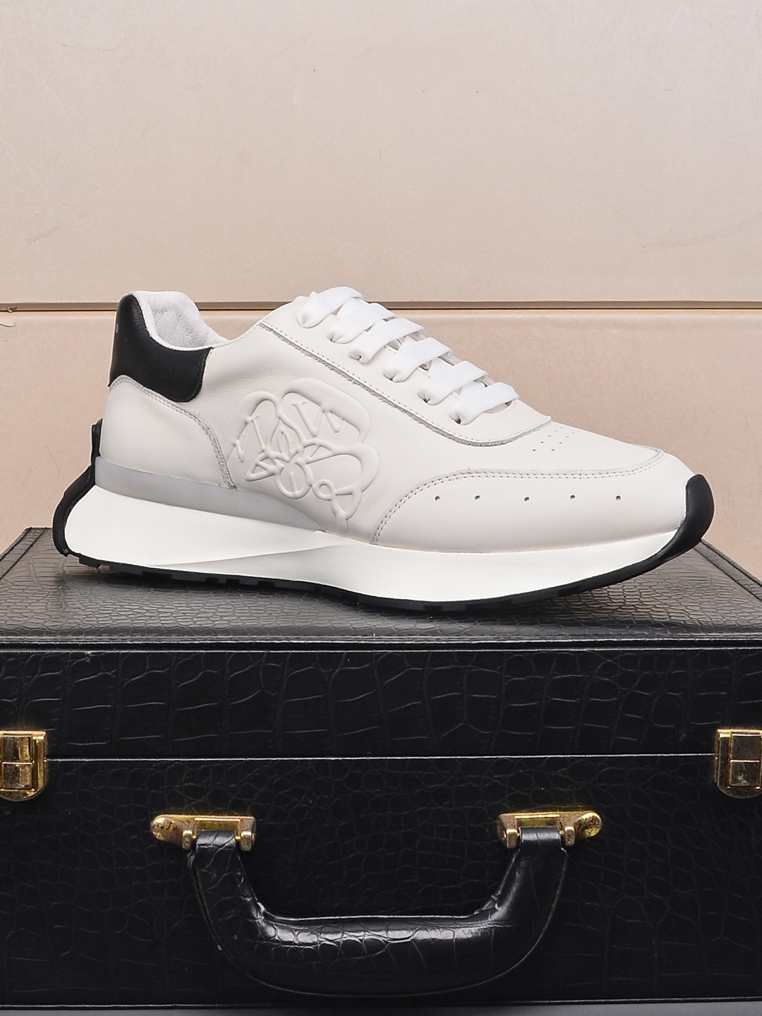 J0 , Prada 普拉达 休闲板鞋，最出品，材质；顶级牛皮，内里羊皮，真皮垫脚，原版一比一橡胶大底；上脚特别舒适。