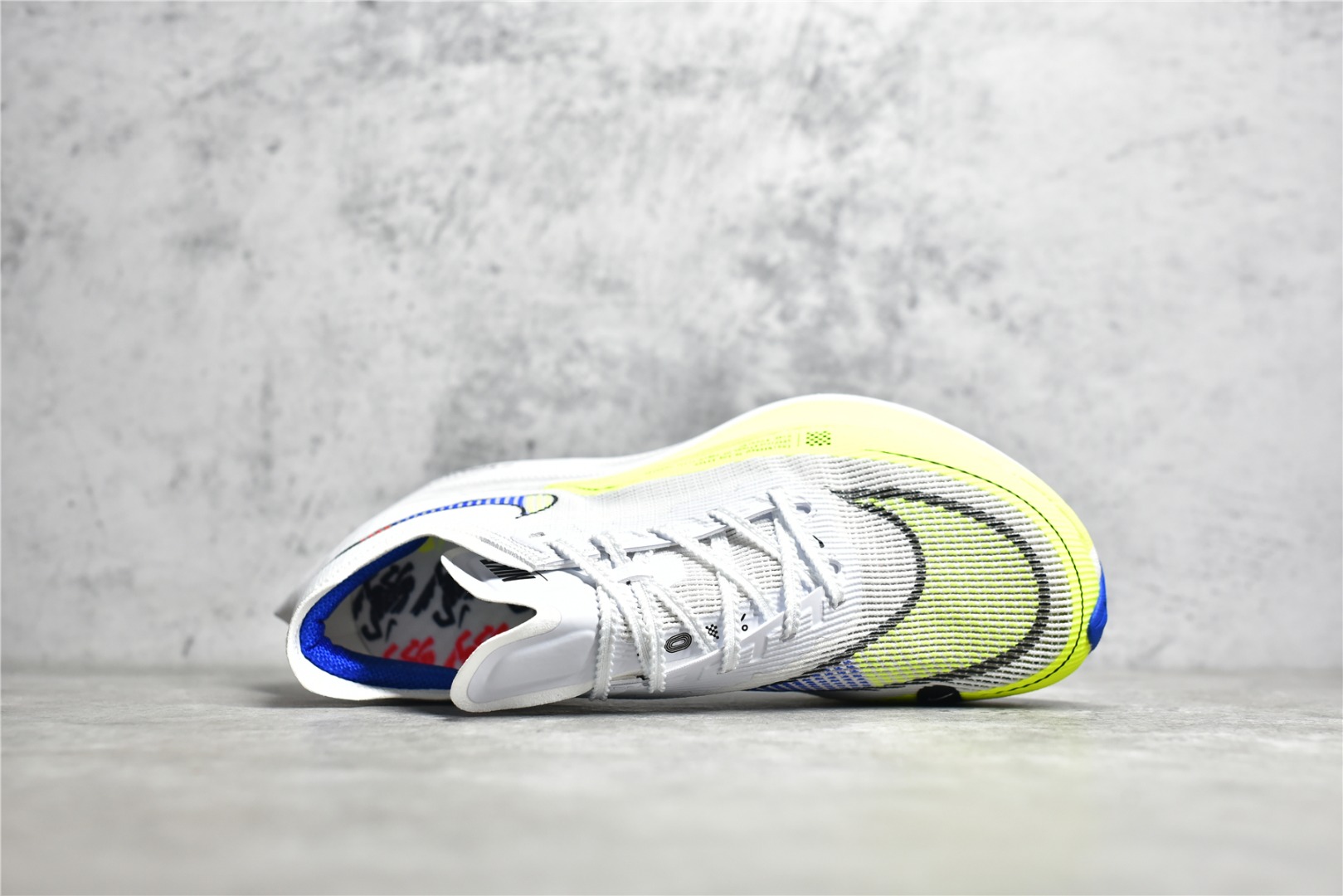 图片[4]-#公司级别 NK Zoom X Vaporfly Next% 马拉松跑步鞋二代 鞋面使用了全新 Vaporweave 科技，这种类似蝉翼的材质相比 Flyknit 更加轻薄透气，非对称的鞋带系统和泡棉护垫的加入令舒适度更高，采用醒目的绿色作为主色调，鞋头辅以超大的 Swoosh 点缀，再配上流线型外观设计 尺码：36 36.5 37.5 38 38.5 39 40 40.5 41 42 42.5 43 44 44.5 45-选品中心