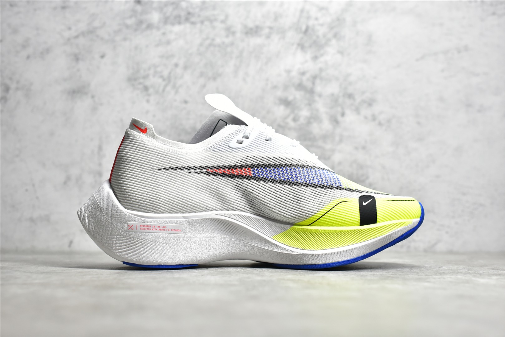 图片[3]-#公司级别 NK Zoom X Vaporfly Next% 马拉松跑步鞋二代 鞋面使用了全新 Vaporweave 科技，这种类似蝉翼的材质相比 Flyknit 更加轻薄透气，非对称的鞋带系统和泡棉护垫的加入令舒适度更高，采用醒目的绿色作为主色调，鞋头辅以超大的 Swoosh 点缀，再配上流线型外观设计 尺码：36 36.5 37.5 38 38.5 39 40 40.5 41 42 42.5 43 44 44.5 45-选品中心
