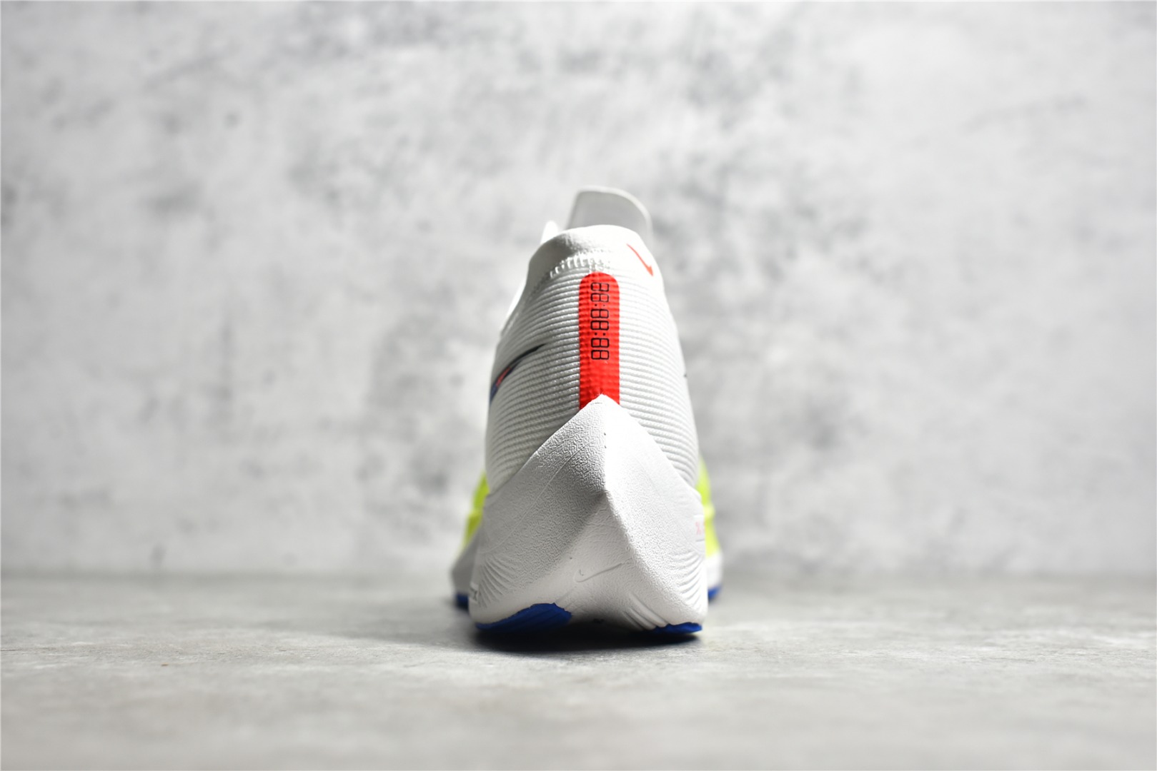 图片[6]-#公司级别 NK Zoom X Vaporfly Next% 马拉松跑步鞋二代 鞋面使用了全新 Vaporweave 科技，这种类似蝉翼的材质相比 Flyknit 更加轻薄透气，非对称的鞋带系统和泡棉护垫的加入令舒适度更高，采用醒目的绿色作为主色调，鞋头辅以超大的 Swoosh 点缀，再配上流线型外观设计 尺码：36 36.5 37.5 38 38.5 39 40 40.5 41 42 42.5 43 44 44.5 45-选品中心