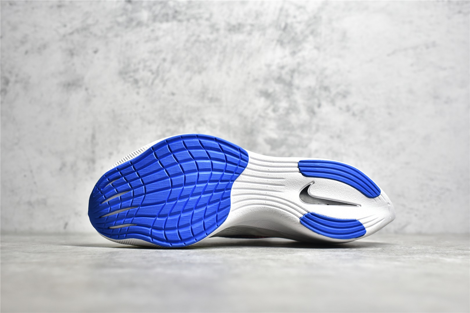 图片[5]-#公司级别 NK Zoom X Vaporfly Next% 马拉松跑步鞋二代 鞋面使用了全新 Vaporweave 科技，这种类似蝉翼的材质相比 Flyknit 更加轻薄透气，非对称的鞋带系统和泡棉护垫的加入令舒适度更高，采用醒目的绿色作为主色调，鞋头辅以超大的 Swoosh 点缀，再配上流线型外观设计 尺码：36 36.5 37.5 38 38.5 39 40 40.5 41 42 42.5 43 44 44.5 45-选品中心