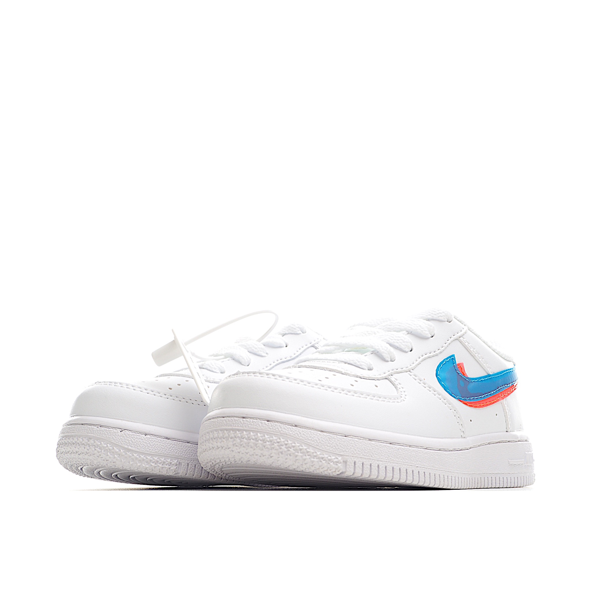 图片[2]-Nike Force 1 Low空军一号低帮儿童板鞋 Air Force 1于1982年推出，由Nike公 司的传奇设计师Bruce Kilgore设计，他摒弃了老旧的帆布鞋风格，突破性的使用内嵌式Air Sole气垫缓震系统，并将其与横跨复古与现代的外型结合，造就出风靡全球三十多年的Air Force 1,有了这个经典，您将获得耐用性，缓冲性和最佳的穿着舒适度。 货号：0100 尺码：22-37.5-选品中心