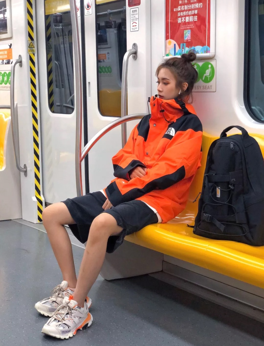 这件橘色冲锋衣超级好看~一定要入,喜欢旅行 登山 徒步 野营的人基本都会人手一件北面,防水防风又防雨又保暖,