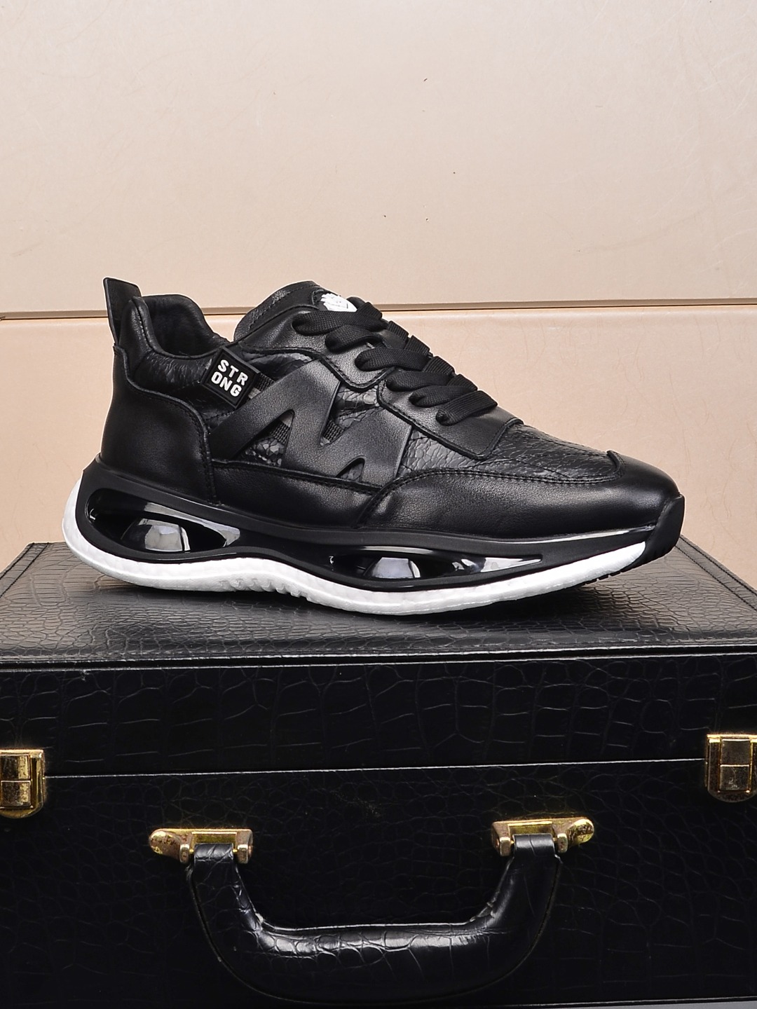 I5 , Prada 普拉达 休闲鞋，最出品，材质；顶级牛皮搭配透气网纱，内里羊皮，真皮垫脚，原版一比一橡胶大底；上脚特别舒适。