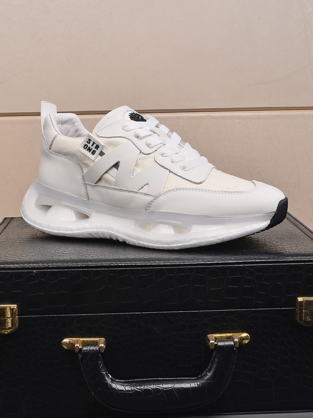 I5 , Prada 普拉达 休闲鞋，最出品，材质；顶级牛皮搭配透气网纱，内里羊皮，真皮垫脚，原版一比一橡胶大底；上脚特别舒适。