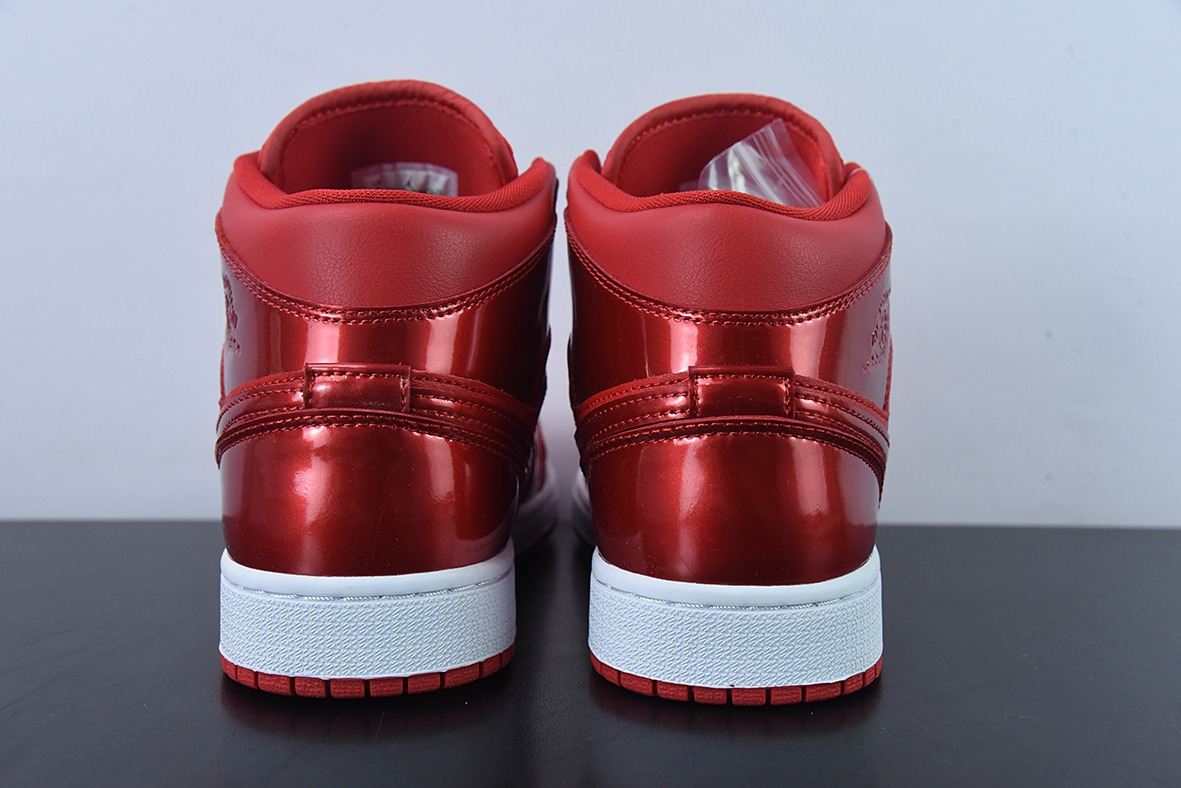 Air Jordan AJ1 Mid 中帮 红色漆皮男女同款篮球鞋 货号：DH5894-600