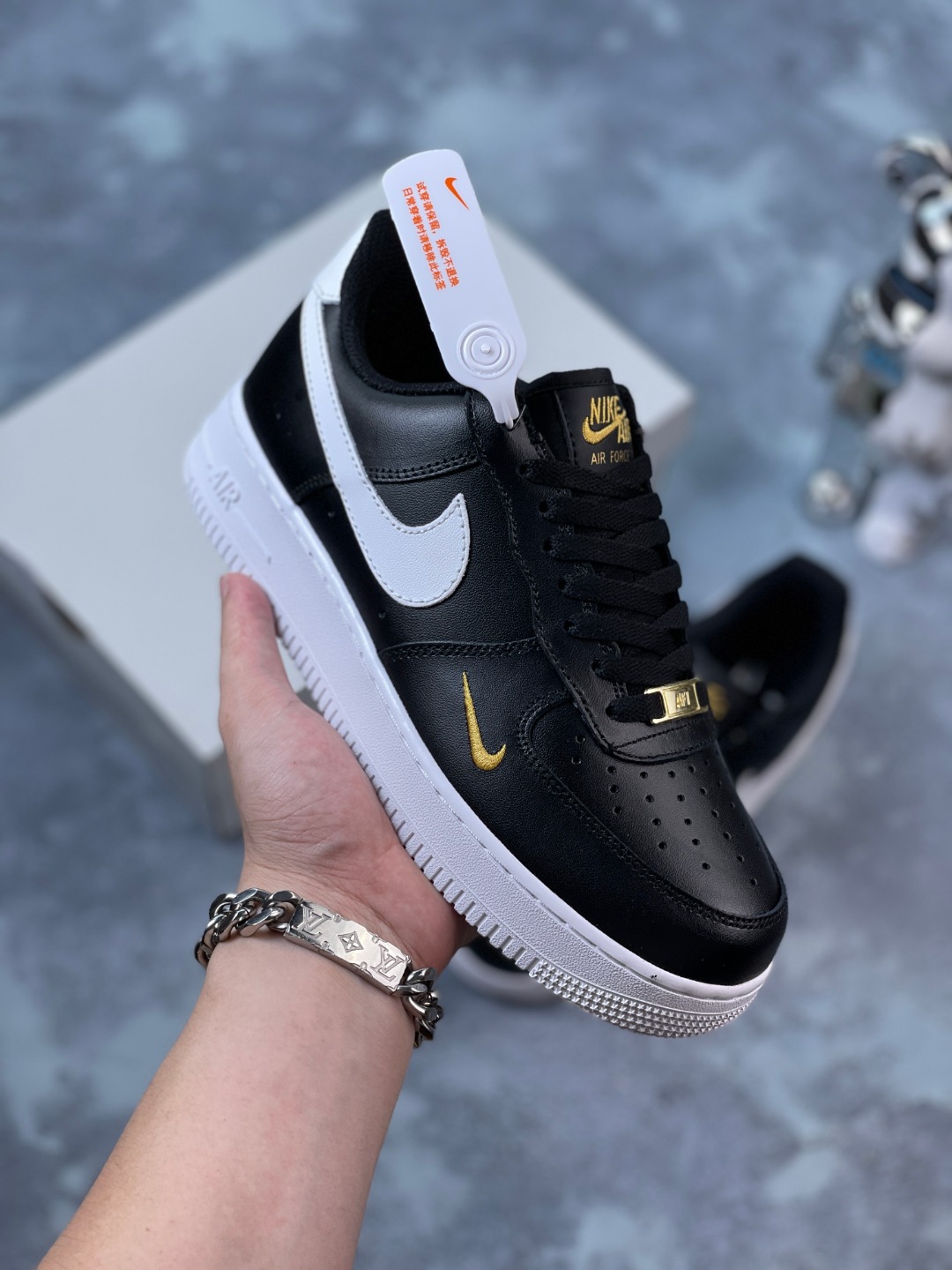 NK Air Force 1 Low blanco y negro con mini swoosh dorado, Air Force One low top versátil casual deportivo ska…