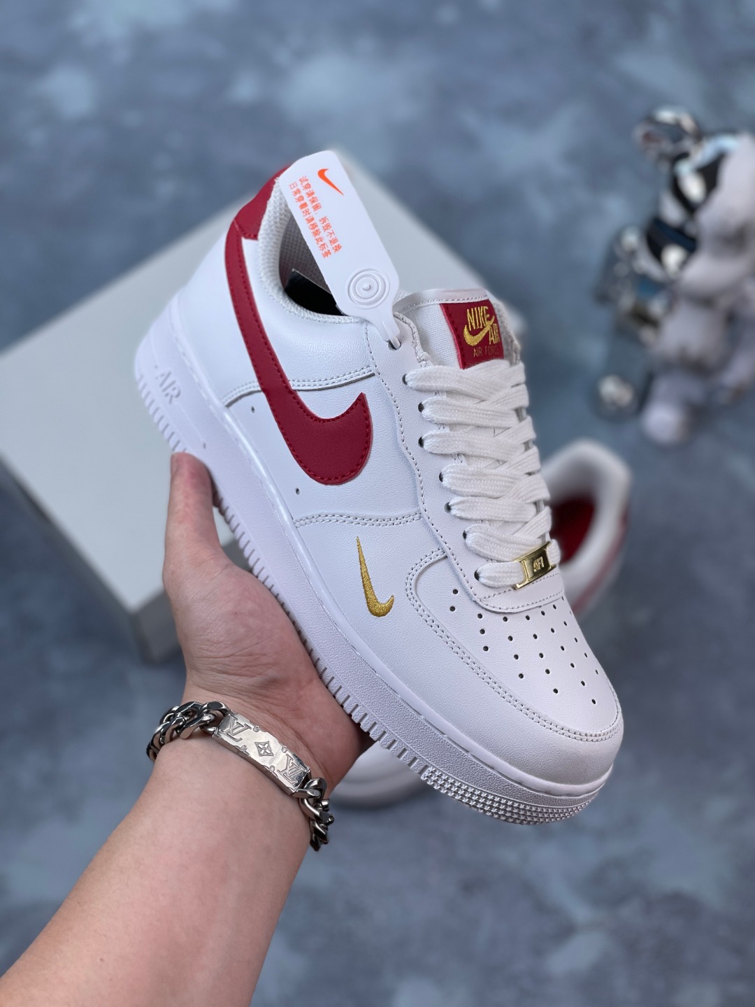 Nike Air Force Low "First Use" blanco y rojo mini swoosh, Air Force One low top casual skate shoes, sincronización ofic…