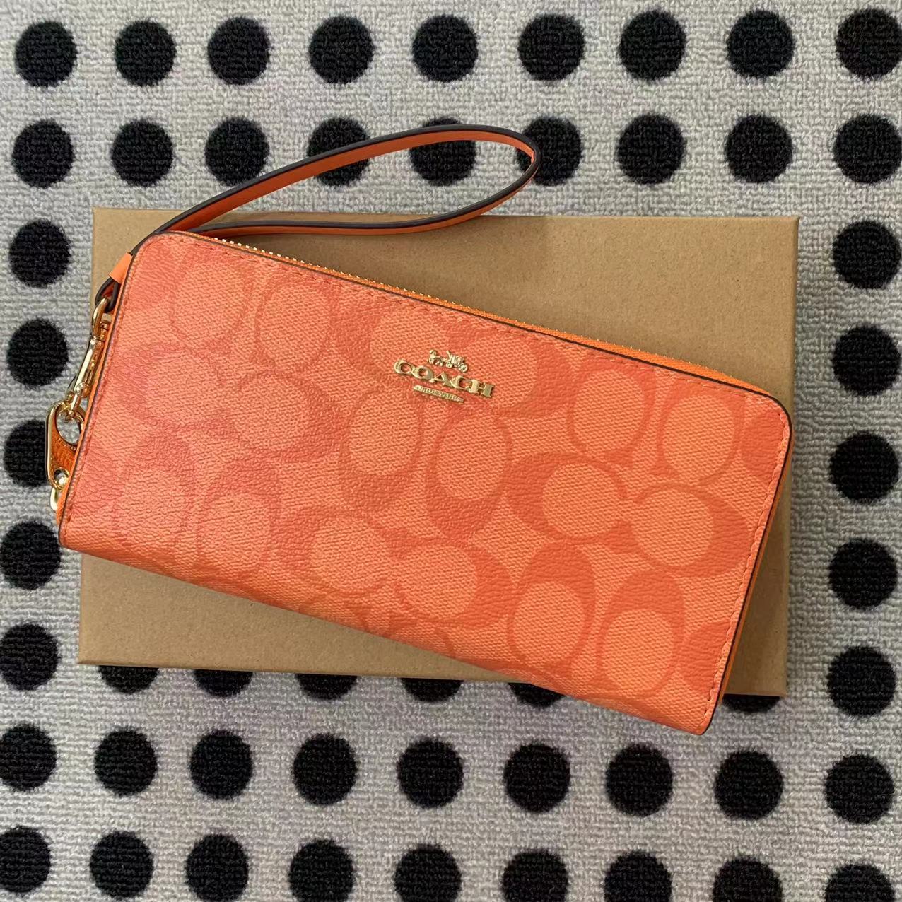 Coach ～COACH 女士手挽錢包 C4452 尺寸：20*10*2CM