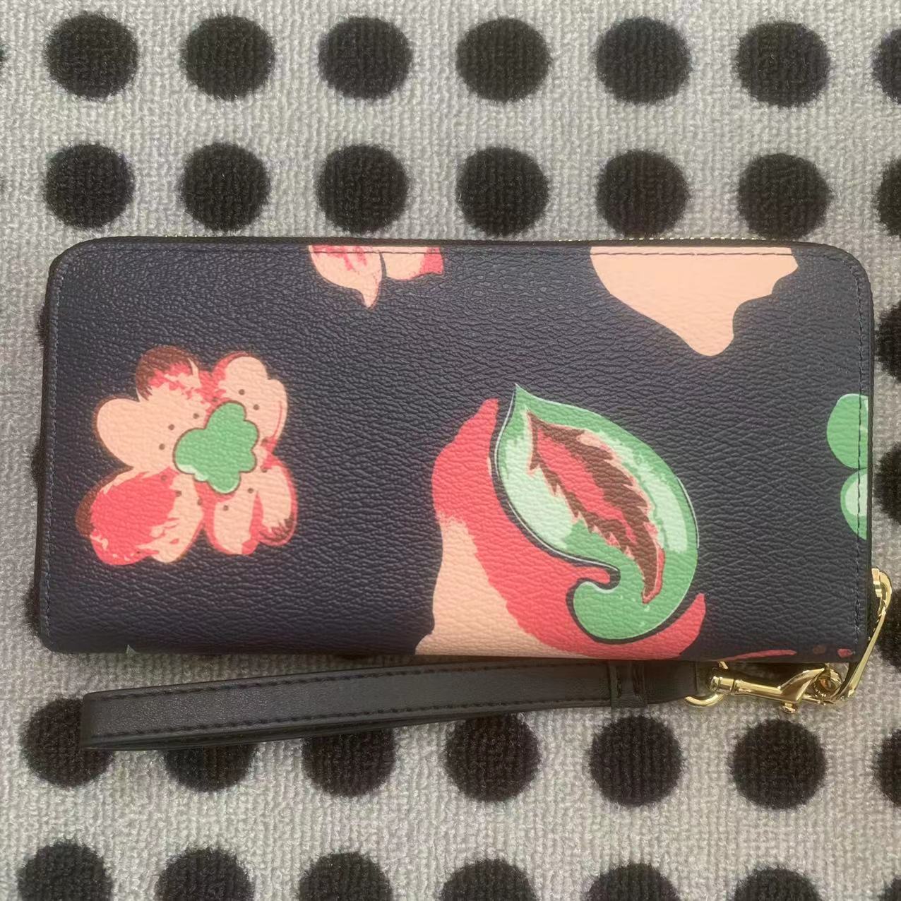 Coach ～COACH 女士手挽錢包 C8694