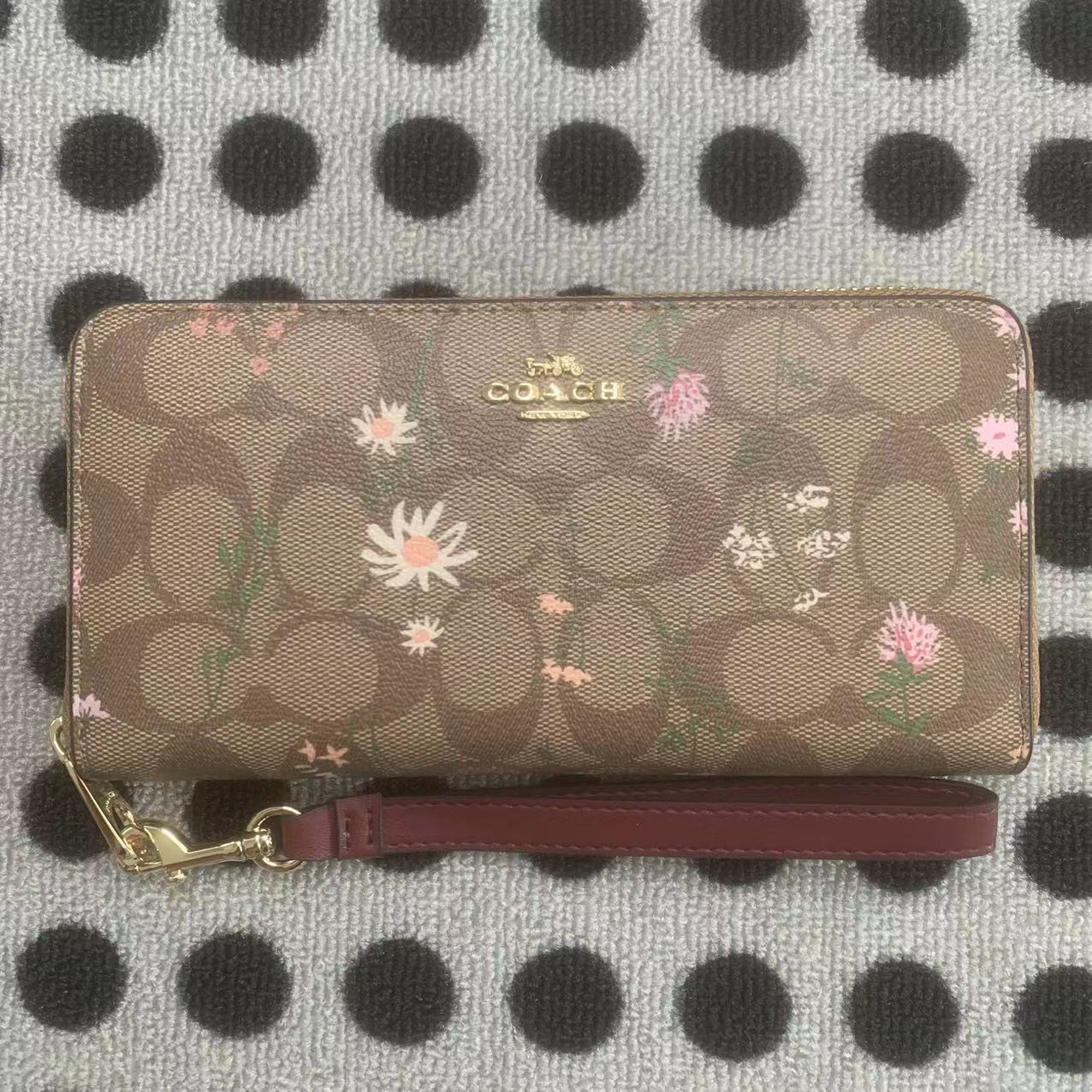 Coach ～COACH 女士手挽錢包 C8763