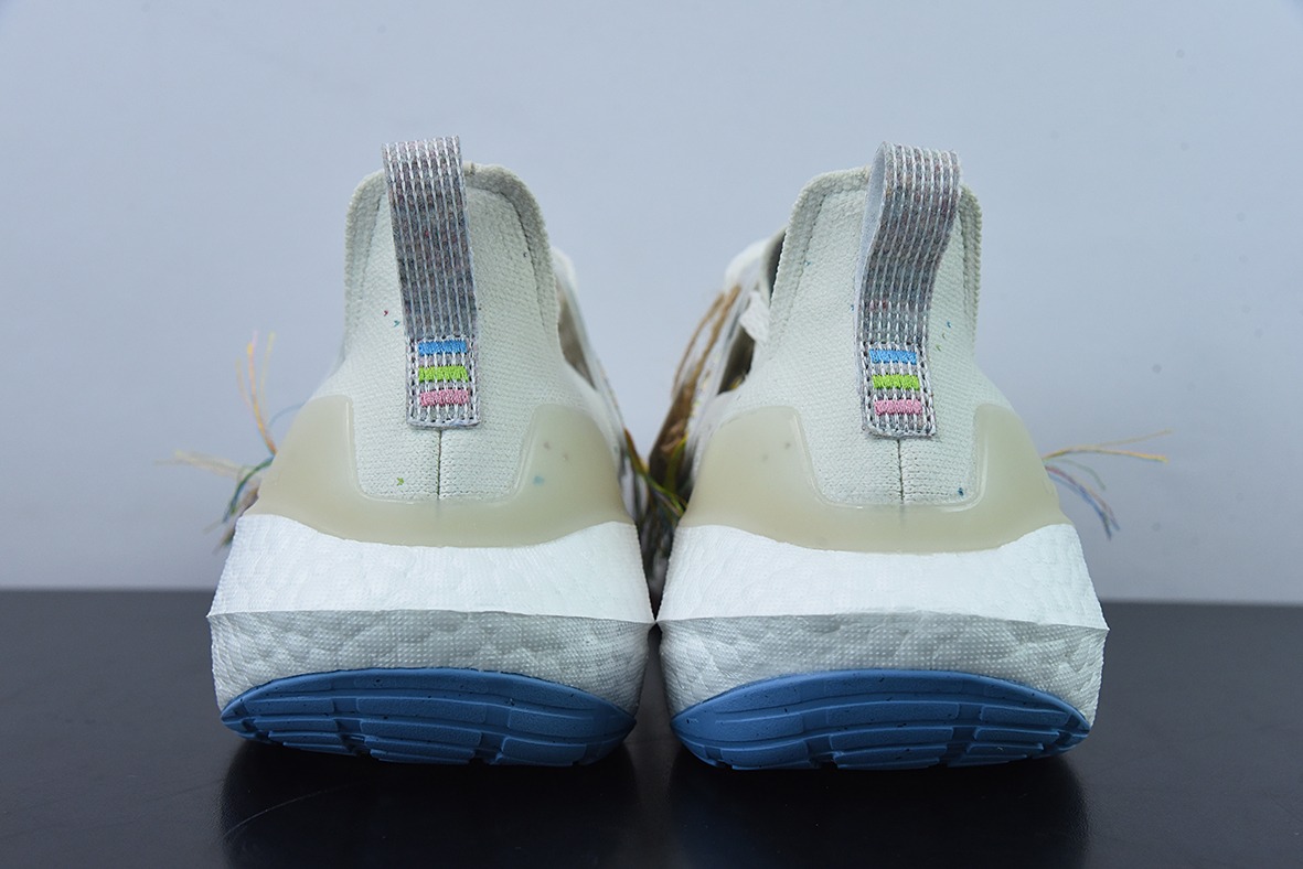 AD 阿迪 Ultra Boost UB22 超弹力爆米花中底休闲跑步鞋 货号：HQ3731