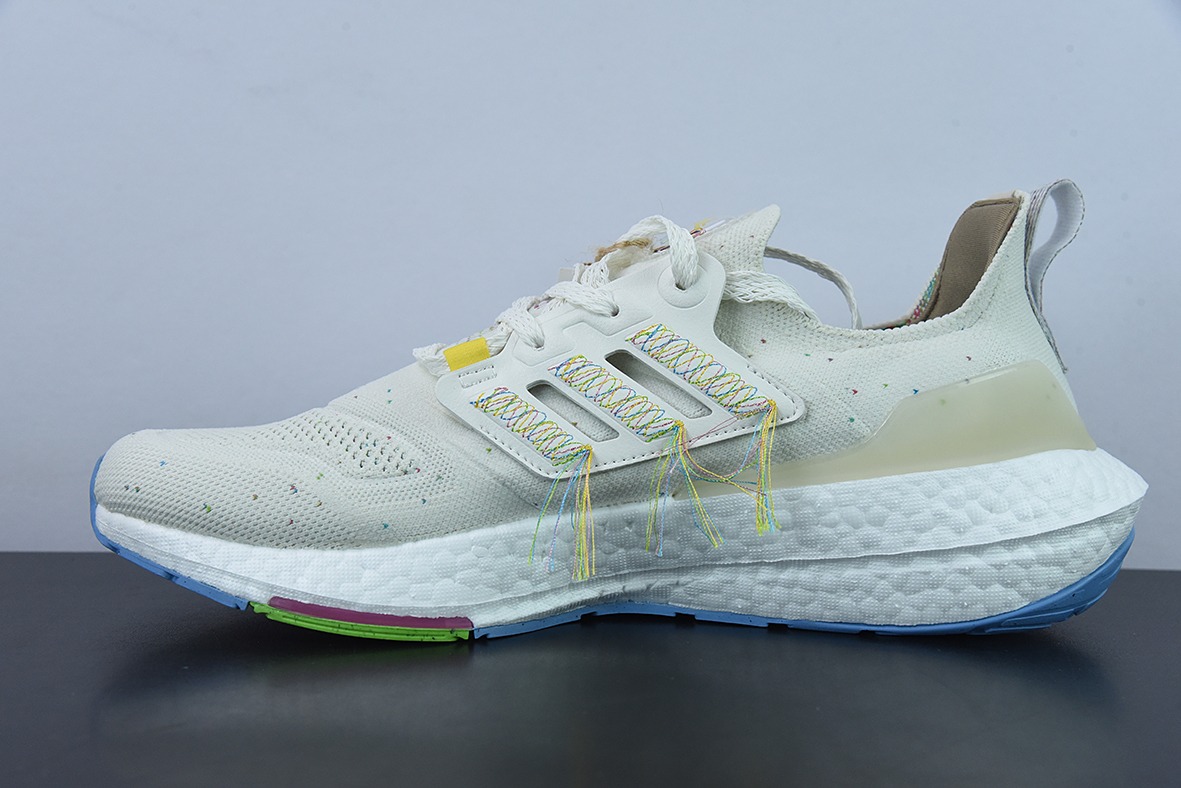 AD 阿迪 Ultra Boost UB22 超弹力爆米花中底休闲跑步鞋 货号：HQ3731
