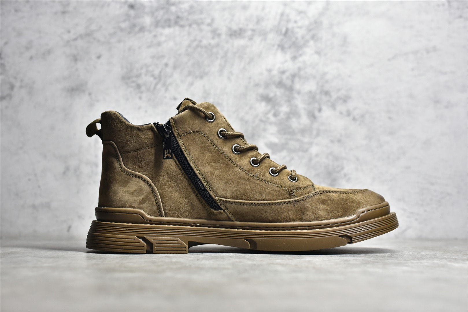 Ankle boots incorporate high-order elements into the style of hiking shoes Retro distressed Martin boots