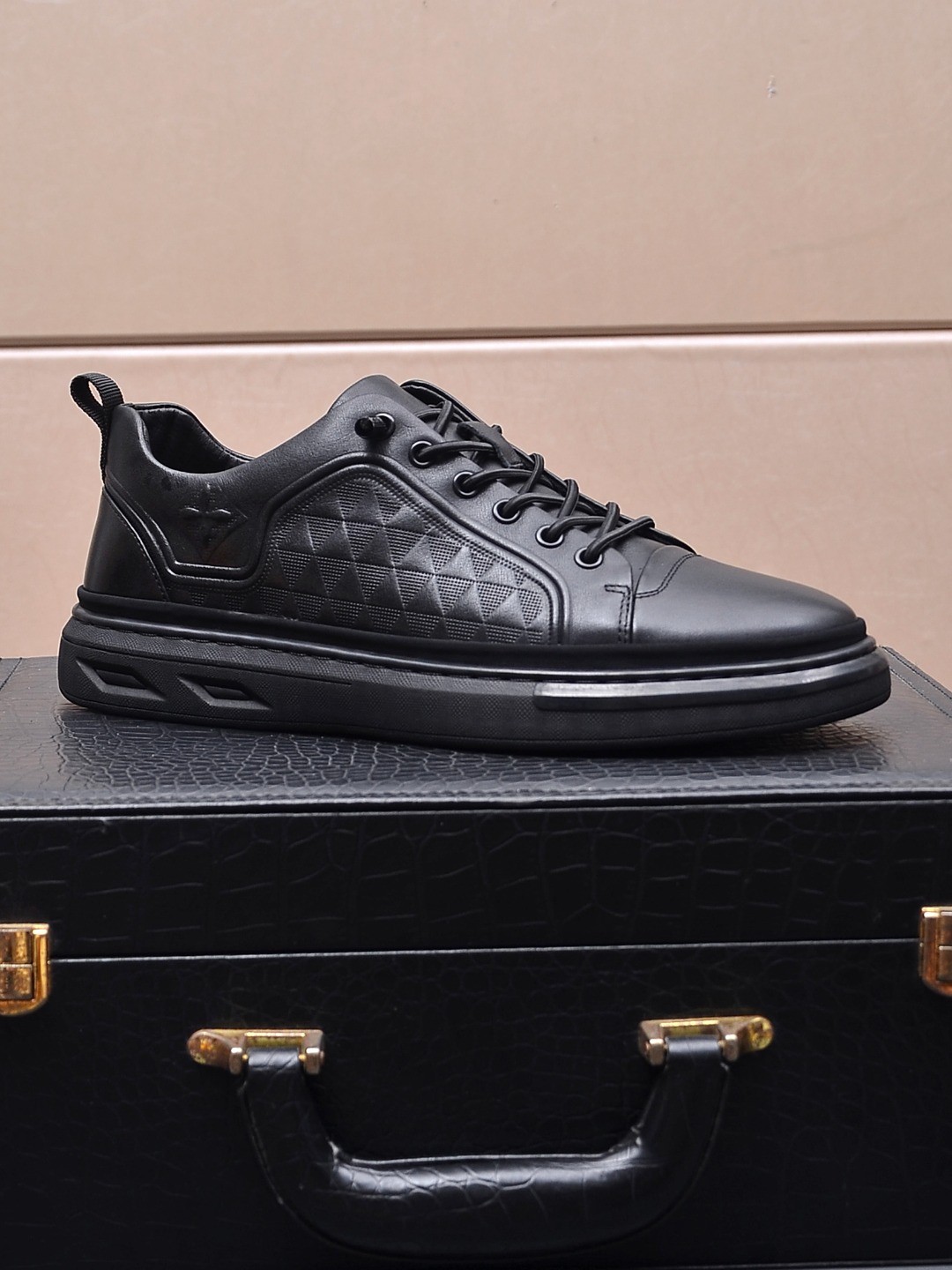 I5 , Prada 普拉达 休闲板鞋，最出品，材质；顶级牛皮，内里羊皮，真皮垫脚，原版一比一橡胶大底；上脚特别舒适。