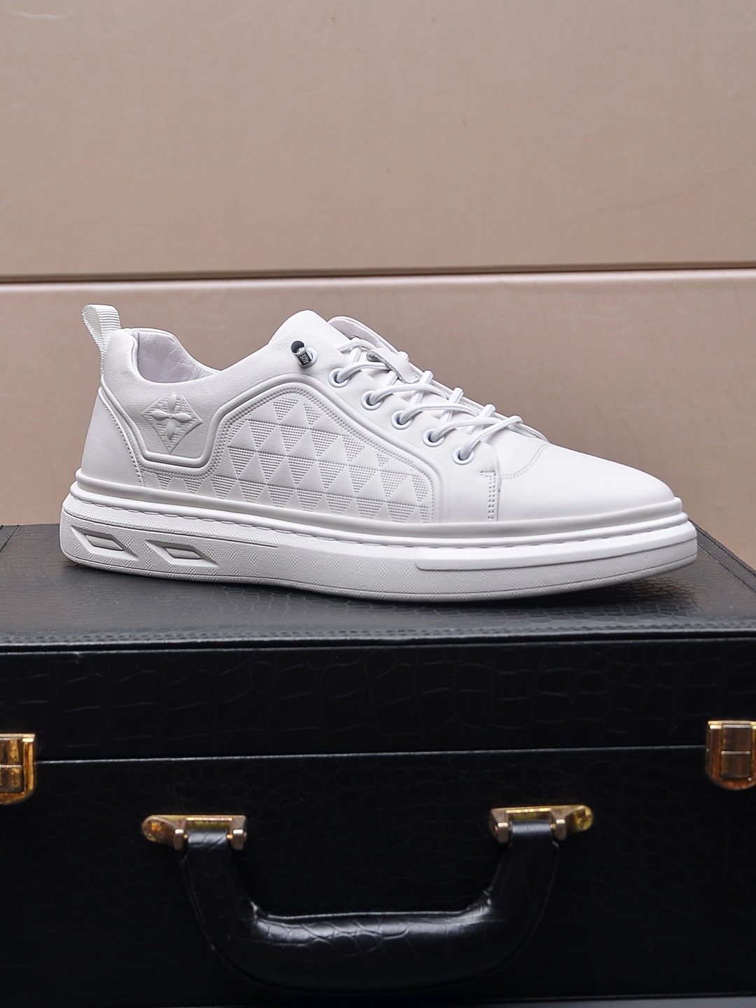 I5 , Prada 普拉达 休闲板鞋，最出品，材质；顶级牛皮，内里羊皮，真皮垫脚，原版一比一橡胶大底；上脚特别舒适。