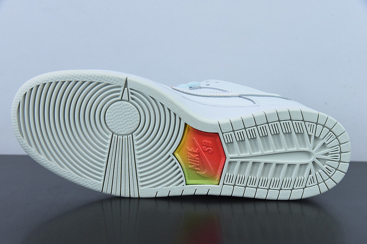SB Dunk Low"Be True"扣篮系列低帮休闲运动滑板板鞋“白色彩虹光感变色”货号：DR4876-100