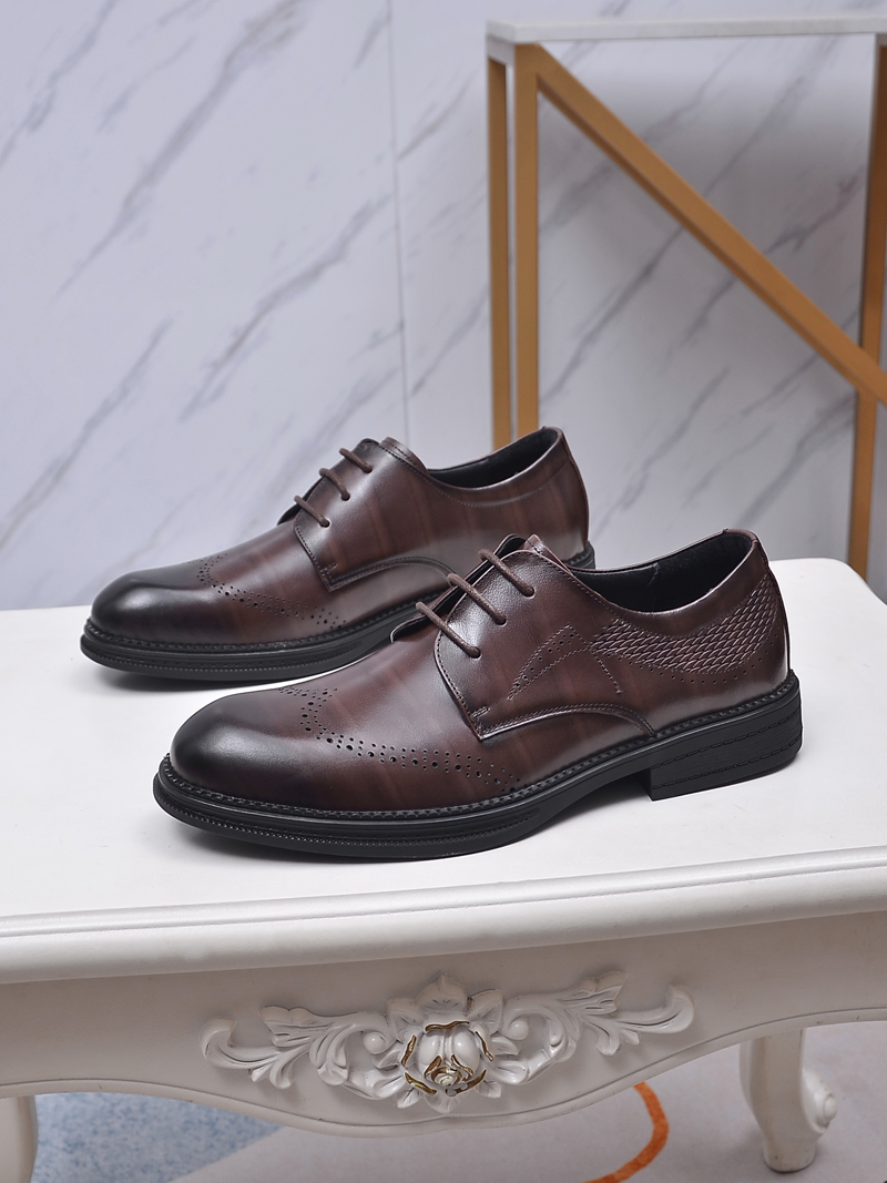 I5 , Prada 普拉达 手工休闲皮鞋上市、经典系列风格，面料头层牛皮，软底橡胶底，真皮内里及垫脚，质量好上脚舒适款