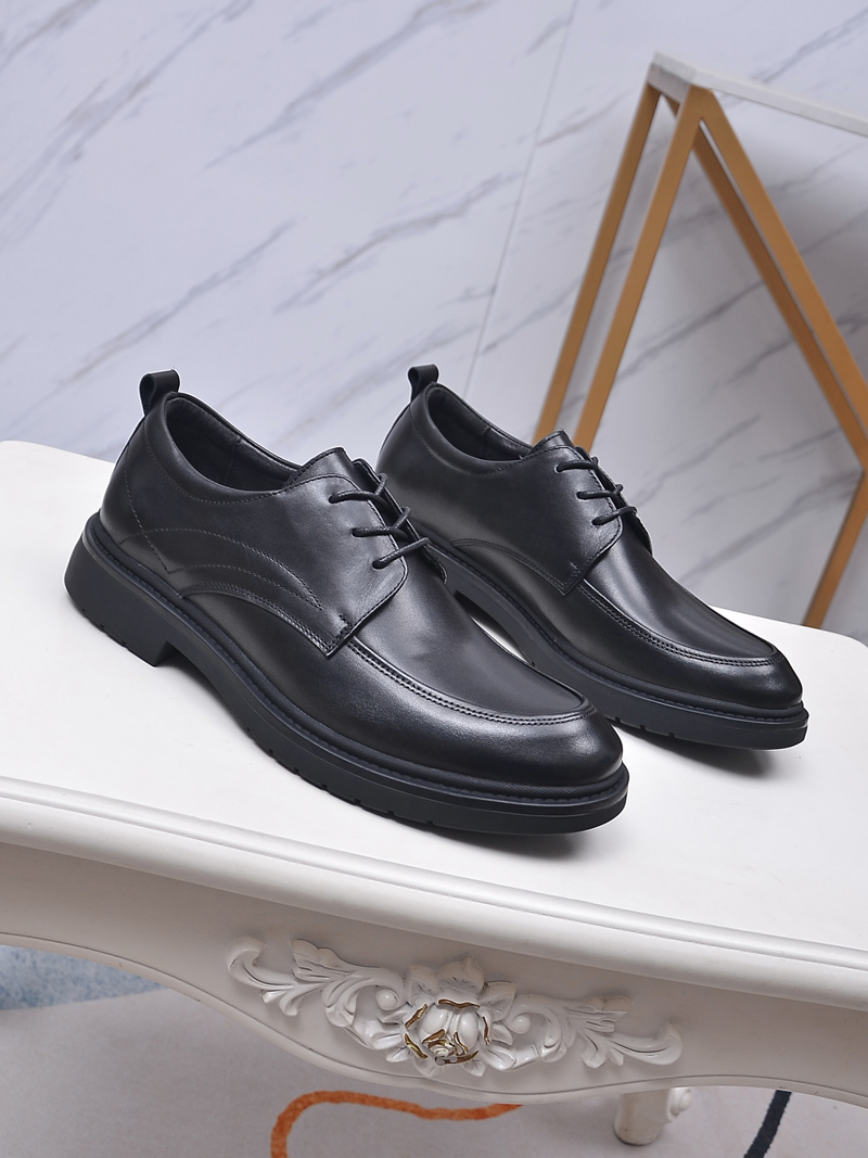 I5 , Prada 普拉达 手工休闲皮鞋上市、经典系列风格，面料头层牛皮，软底橡胶底，真皮内里及垫脚，质量好上脚舒适款