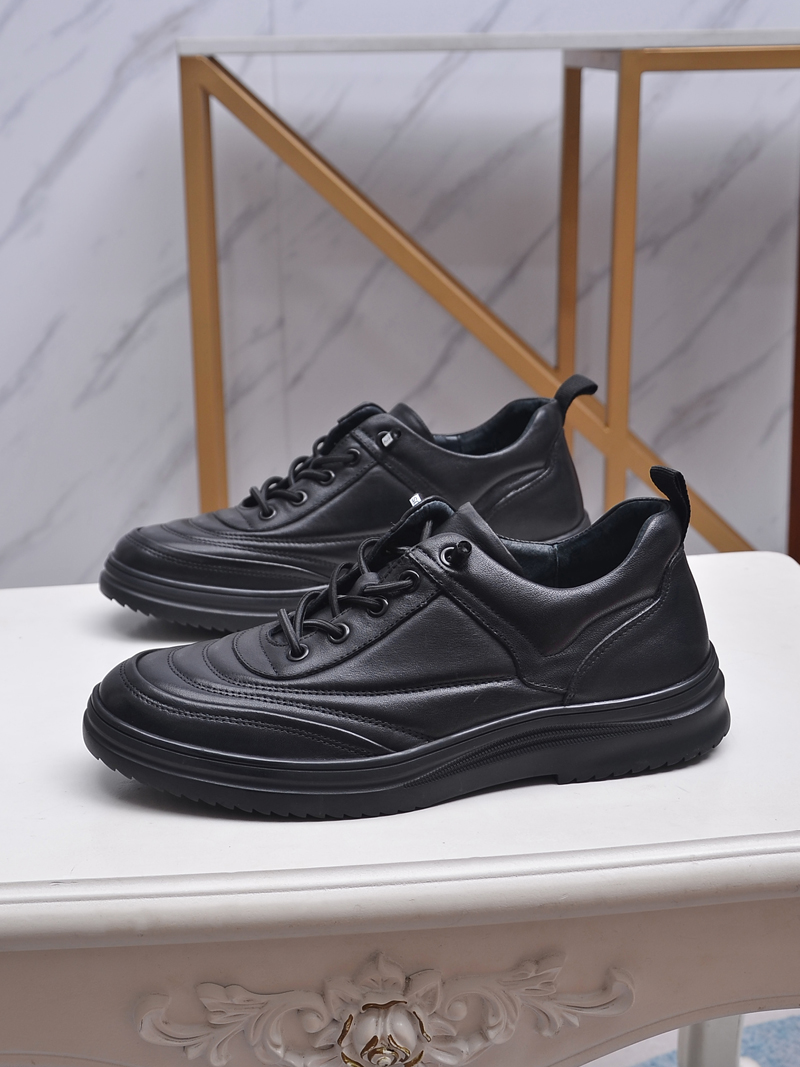 I5 , Prada 普拉达 手工休闲皮鞋上市、经典系列风格，面料头层牛皮，软底橡胶底，真皮内里及垫脚，质量好上脚舒适款