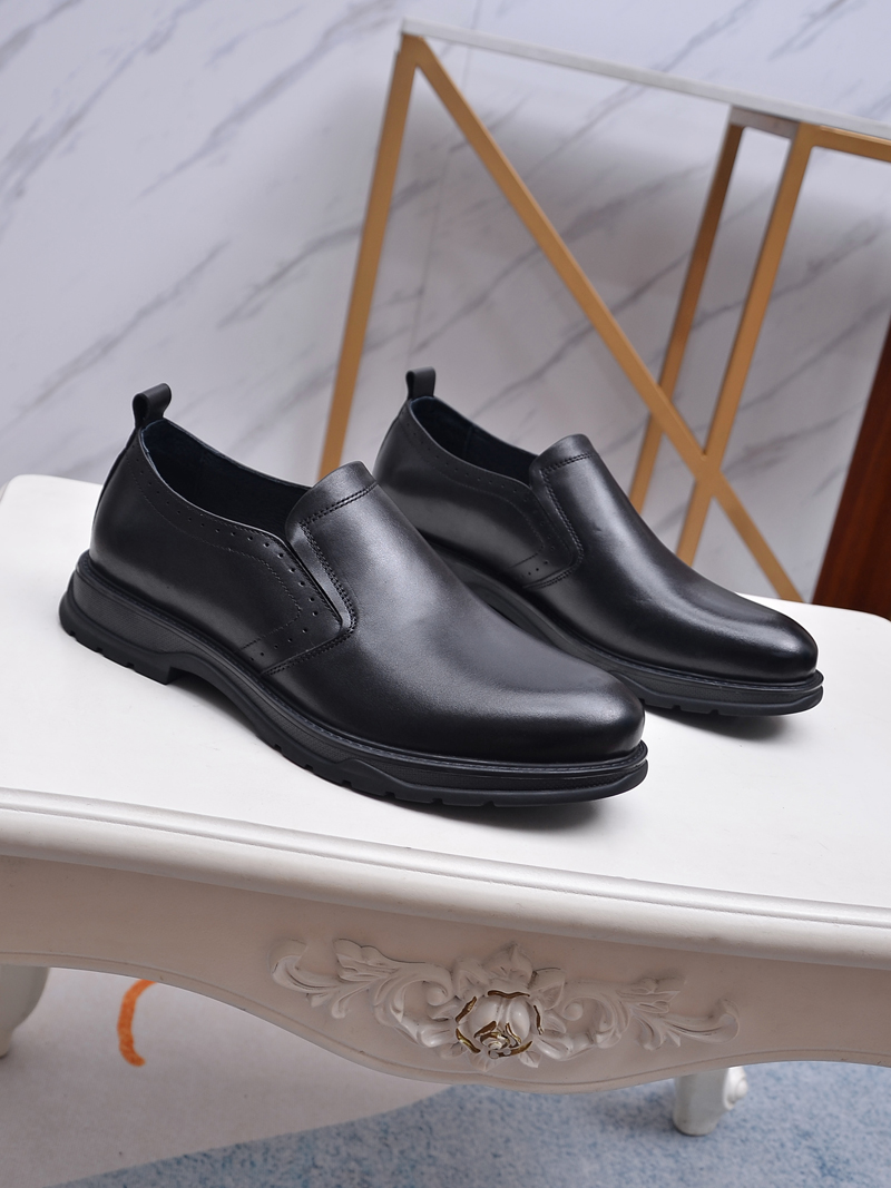 I5 , Prada 普拉达 手工休闲皮鞋上市、经典系列风格，面料头层牛皮，软底橡胶底，真皮内里及垫脚，质量好上脚舒适款