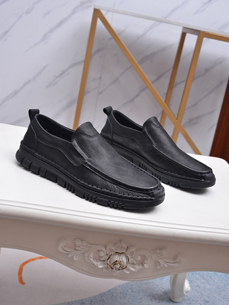 I5 , Prada 普拉达 手工休闲皮鞋上市、经典系列风格，面料头层牛皮，软底橡胶底，真皮内里及垫脚，质量好上脚舒适款