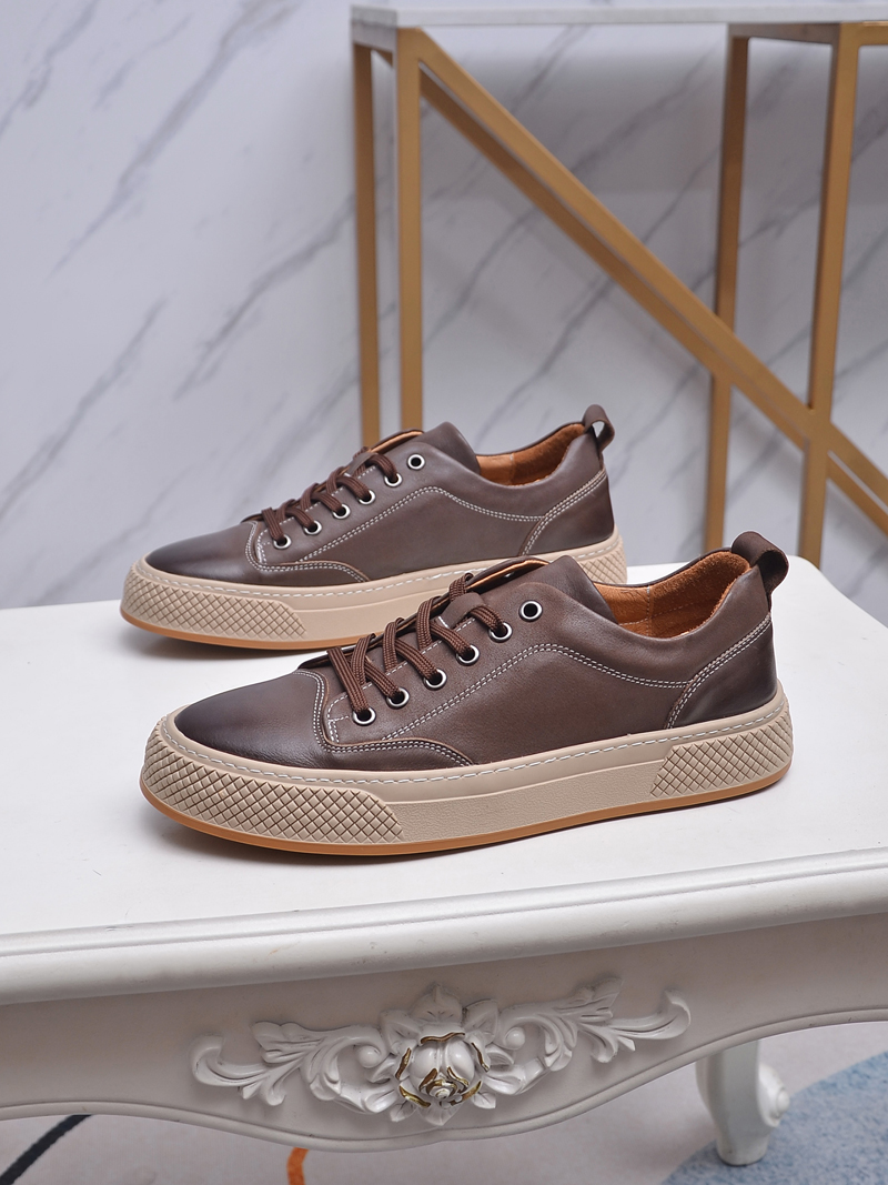 I5 , Prada 普拉达 手工休闲鞋上市、经典系列风格，面料头层牛皮，软底橡胶底，真皮内里及垫脚，质量好上脚舒适款