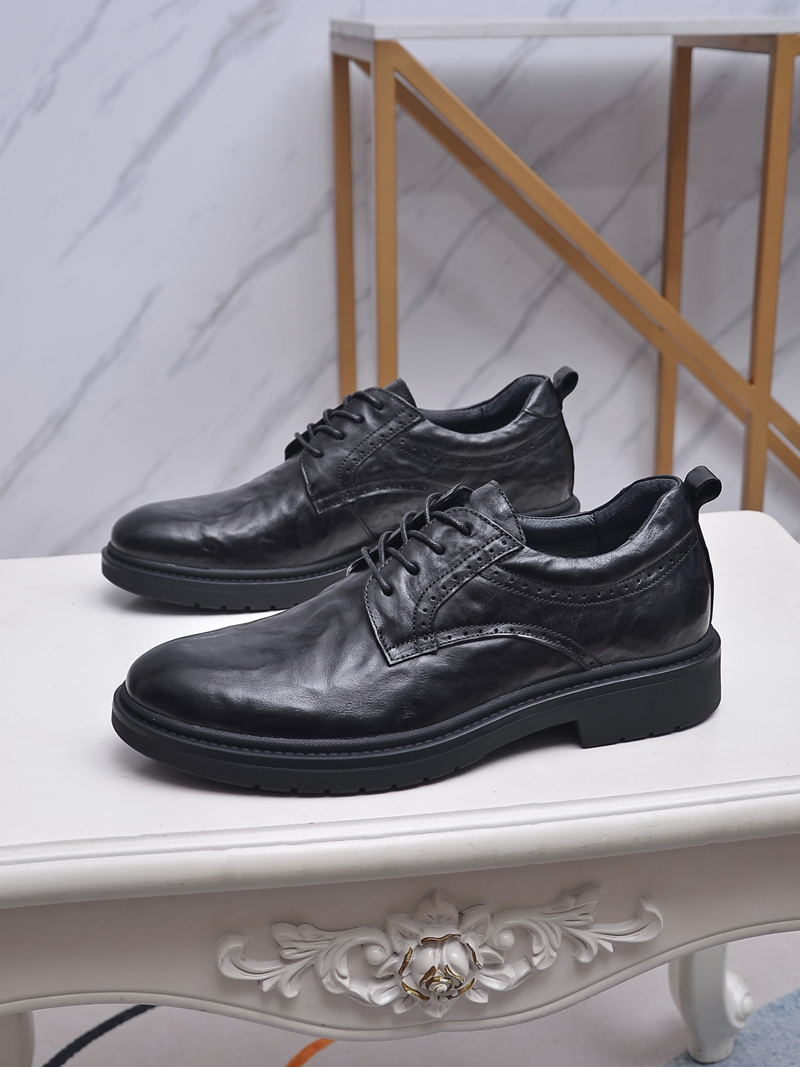 I5 , Prada 普拉达 手工休闲鞋上市、经典系列风格，面料手抓纹头层牛皮，软底橡胶底，真皮内里及垫脚，质量好上脚舒适款