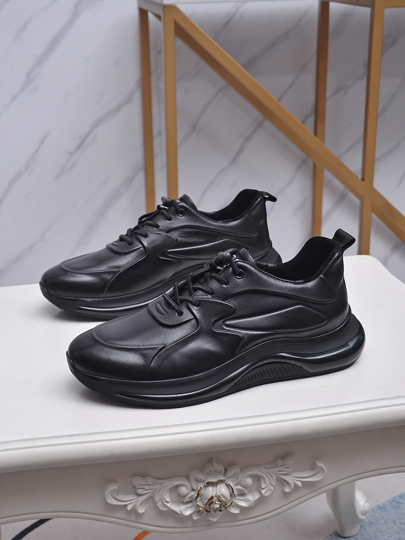 I5 , Prada 普拉达 手工休闲鞋上市、经典系列风格，面料头层牛皮，软底橡胶底，真皮内里及垫脚，质量好上脚舒适款