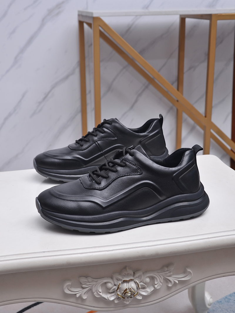 I5 , Prada 普拉达 手工休闲鞋上市、经典系列风格，面料头层牛皮，软底橡胶底，真皮内里及垫脚，质量好上脚舒适款