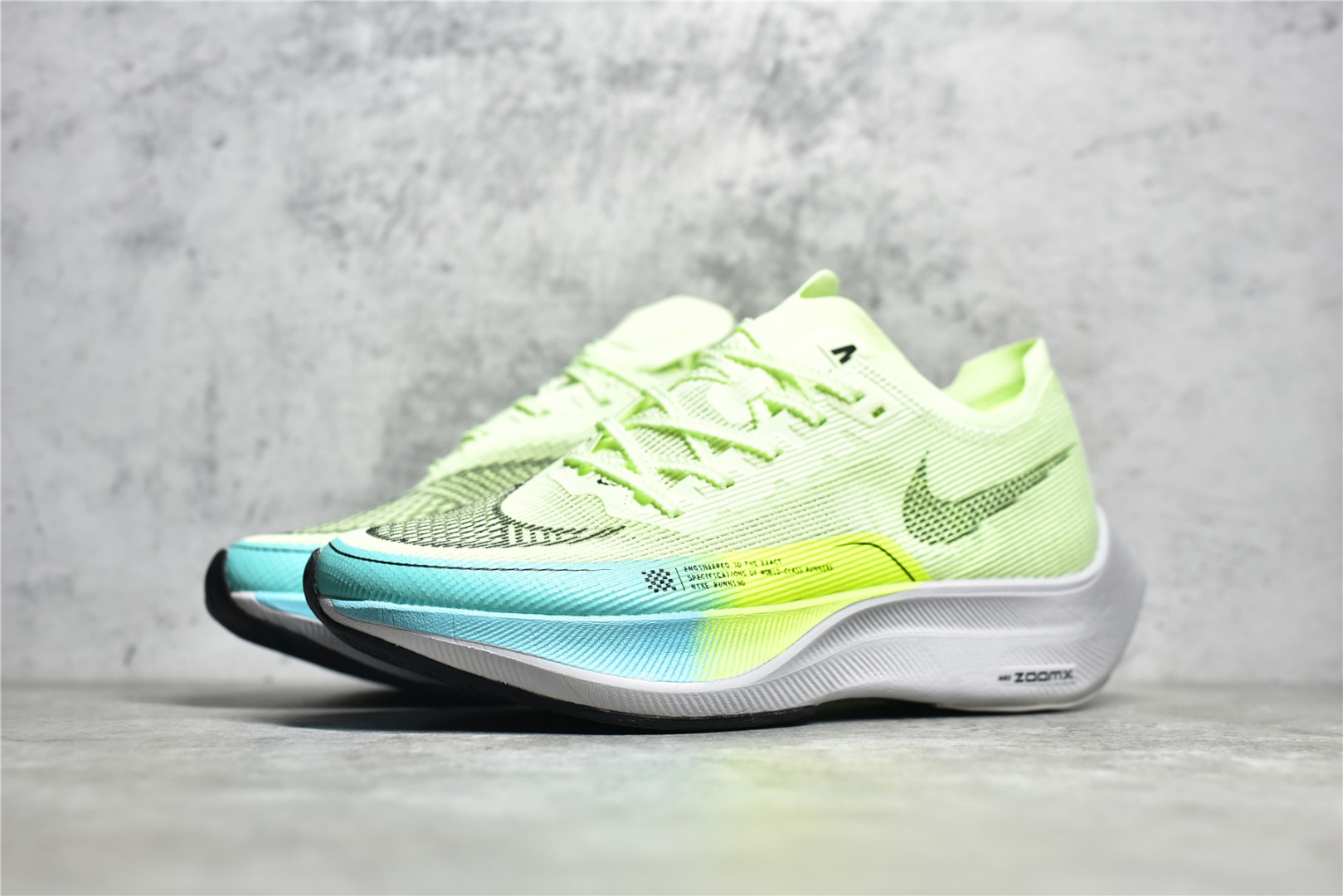 图片[2]-#公司级别 NK Zoom X Vaporfly Next% 马拉松跑步鞋二代 鞋面使用了全新 Vaporweave 科技，这种类似蝉翼的材质相比 Flyknit 更加轻薄透气，非对称的鞋带系统和泡棉护垫的加入令舒适度更高，采用醒目的绿色作为主色调，鞋头辅以超大的 Swoosh 点缀，再配上流线型外观设计 尺码：36 36.5 37.5 38 38.5 39 40 40.5 41 42 42.5 43 44 44.5 45-选品中心