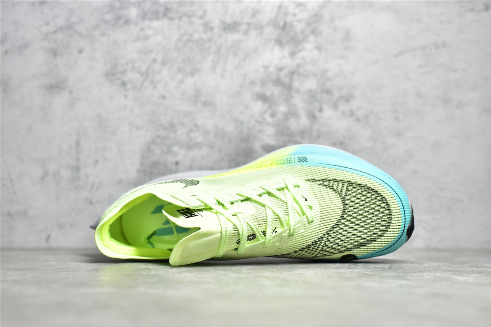 图片[4]-#公司级别 NK Zoom X Vaporfly Next% 马拉松跑步鞋二代 鞋面使用了全新 Vaporweave 科技，这种类似蝉翼的材质相比 Flyknit 更加轻薄透气，非对称的鞋带系统和泡棉护垫的加入令舒适度更高，采用醒目的绿色作为主色调，鞋头辅以超大的 Swoosh 点缀，再配上流线型外观设计 尺码：36 36.5 37.5 38 38.5 39 40 40.5 41 42 42.5 43 44 44.5 45-选品中心