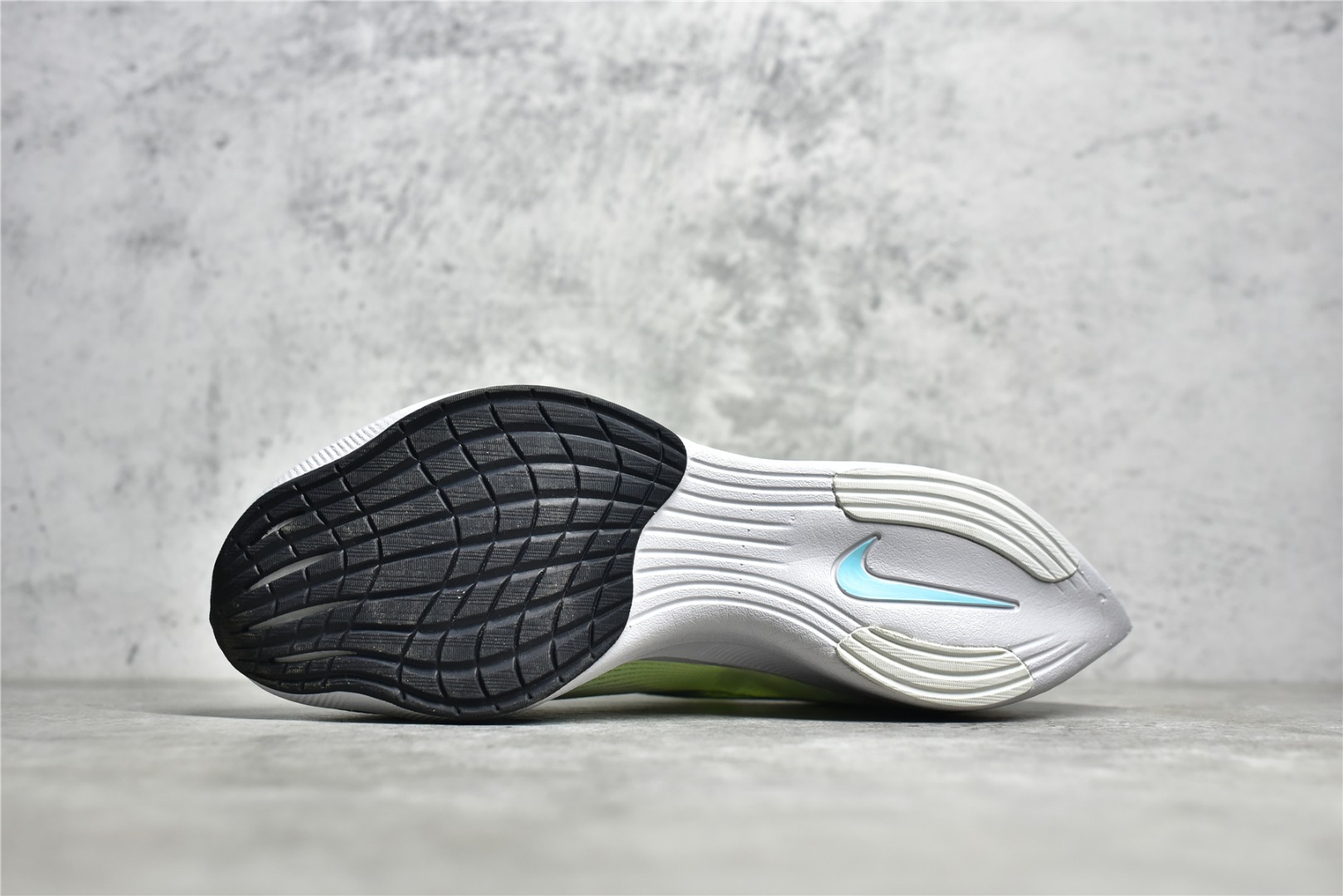 图片[5]-#公司级别 NK Zoom X Vaporfly Next% 马拉松跑步鞋二代 鞋面使用了全新 Vaporweave 科技，这种类似蝉翼的材质相比 Flyknit 更加轻薄透气，非对称的鞋带系统和泡棉护垫的加入令舒适度更高，采用醒目的绿色作为主色调，鞋头辅以超大的 Swoosh 点缀，再配上流线型外观设计 尺码：36 36.5 37.5 38 38.5 39 40 40.5 41 42 42.5 43 44 44.5 45-选品中心