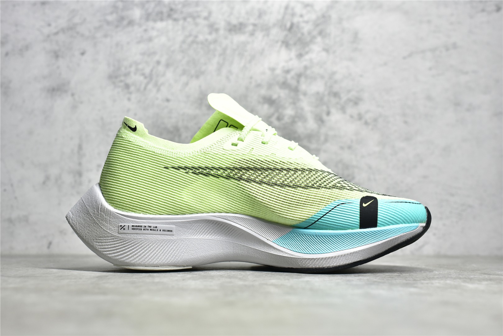 图片[3]-#公司级别 NK Zoom X Vaporfly Next% 马拉松跑步鞋二代 鞋面使用了全新 Vaporweave 科技，这种类似蝉翼的材质相比 Flyknit 更加轻薄透气，非对称的鞋带系统和泡棉护垫的加入令舒适度更高，采用醒目的绿色作为主色调，鞋头辅以超大的 Swoosh 点缀，再配上流线型外观设计 尺码：36 36.5 37.5 38 38.5 39 40 40.5 41 42 42.5 43 44 44.5 45-选品中心