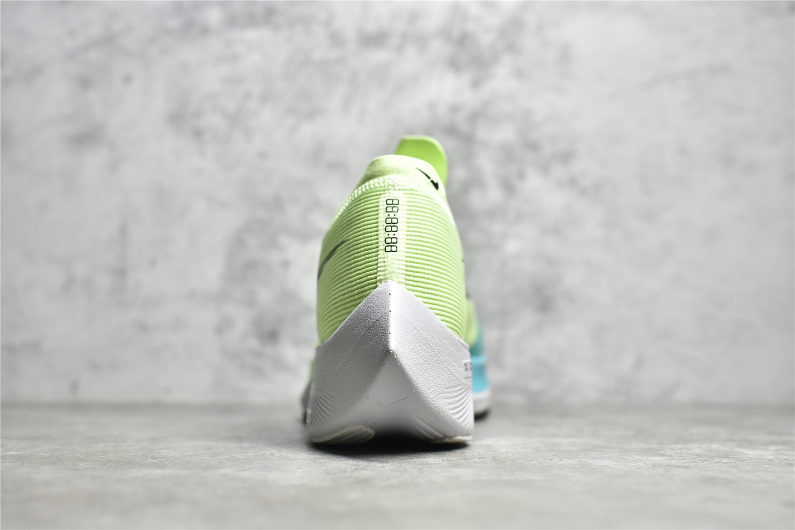 图片[6]-#公司级别 NK Zoom X Vaporfly Next% 马拉松跑步鞋二代 鞋面使用了全新 Vaporweave 科技，这种类似蝉翼的材质相比 Flyknit 更加轻薄透气，非对称的鞋带系统和泡棉护垫的加入令舒适度更高，采用醒目的绿色作为主色调，鞋头辅以超大的 Swoosh 点缀，再配上流线型外观设计 尺码：36 36.5 37.5 38 38.5 39 40 40.5 41 42 42.5 43 44 44.5 45-选品中心