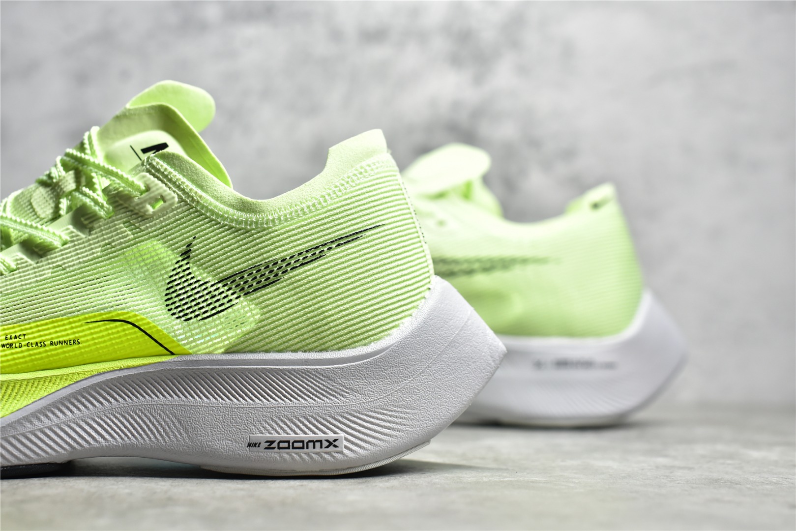 图片[7]-#公司级别 NK Zoom X Vaporfly Next% 马拉松跑步鞋二代 鞋面使用了全新 Vaporweave 科技，这种类似蝉翼的材质相比 Flyknit 更加轻薄透气，非对称的鞋带系统和泡棉护垫的加入令舒适度更高，采用醒目的绿色作为主色调，鞋头辅以超大的 Swoosh 点缀，再配上流线型外观设计 尺码：36 36.5 37.5 38 38.5 39 40 40.5 41 42 42.5 43 44 44.5 45-选品中心