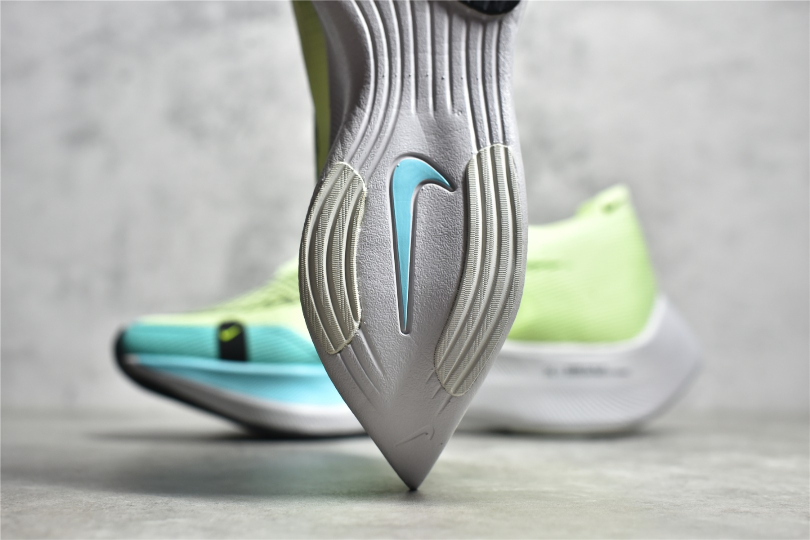 图片[8]-#公司级别 NK Zoom X Vaporfly Next% 马拉松跑步鞋二代 鞋面使用了全新 Vaporweave 科技，这种类似蝉翼的材质相比 Flyknit 更加轻薄透气，非对称的鞋带系统和泡棉护垫的加入令舒适度更高，采用醒目的绿色作为主色调，鞋头辅以超大的 Swoosh 点缀，再配上流线型外观设计 尺码：36 36.5 37.5 38 38.5 39 40 40.5 41 42 42.5 43 44 44.5 45-选品中心