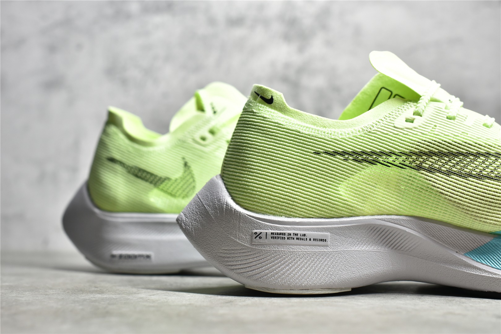 图片[9]-#公司级别 NK Zoom X Vaporfly Next% 马拉松跑步鞋二代 鞋面使用了全新 Vaporweave 科技，这种类似蝉翼的材质相比 Flyknit 更加轻薄透气，非对称的鞋带系统和泡棉护垫的加入令舒适度更高，采用醒目的绿色作为主色调，鞋头辅以超大的 Swoosh 点缀，再配上流线型外观设计 尺码：36 36.5 37.5 38 38.5 39 40 40.5 41 42 42.5 43 44 44.5 45-选品中心