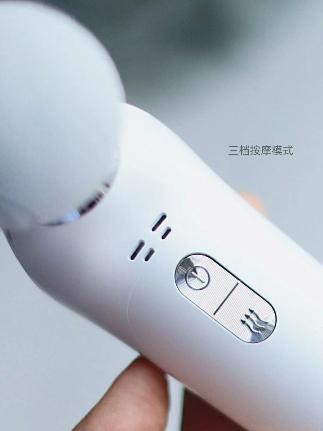 最适合办公室-族的SKG高颜值筋膜枪
SKG F5热敷筋膜枪
简约高级感
经典简约的白色，大气耐看
外观有流线型现代感，加入了智慧灯光
真的是颜值top的一款筋膜枪了
重量:300g左右重量
拿起来和拿一部手机差不多，一只手举久了也不
会累
满足我选便携筋膜枪的重点，就是轻和小巧
功能
SKG采用的是SPM电机
用起来不会振得手疼但是力度也能保证
噪音几乎没有，这点很意外，在办公室用它也不
会影响别人